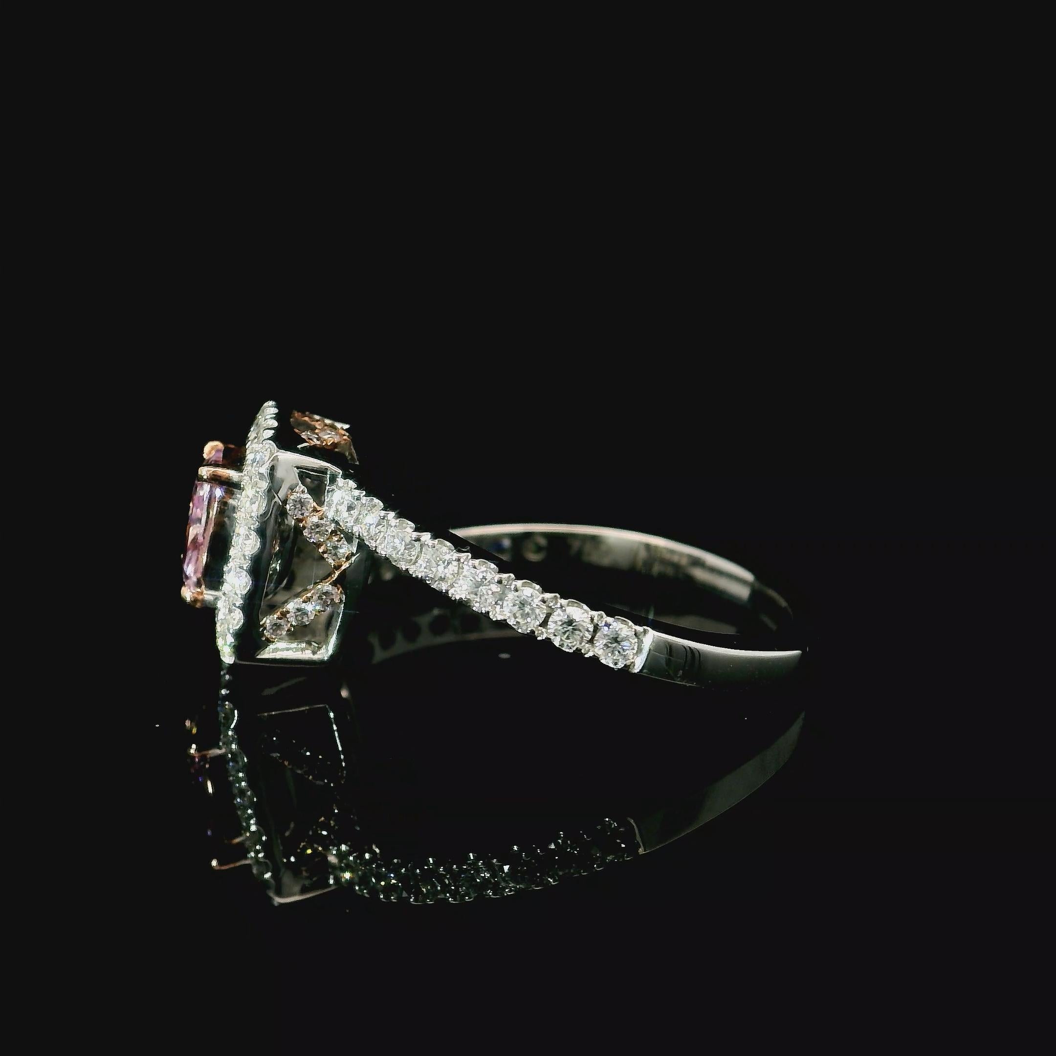 Taglio cuscino Anello con diamante certificato GIA da 0,56 carati rosa chiaro con purezza VS1 in vendita