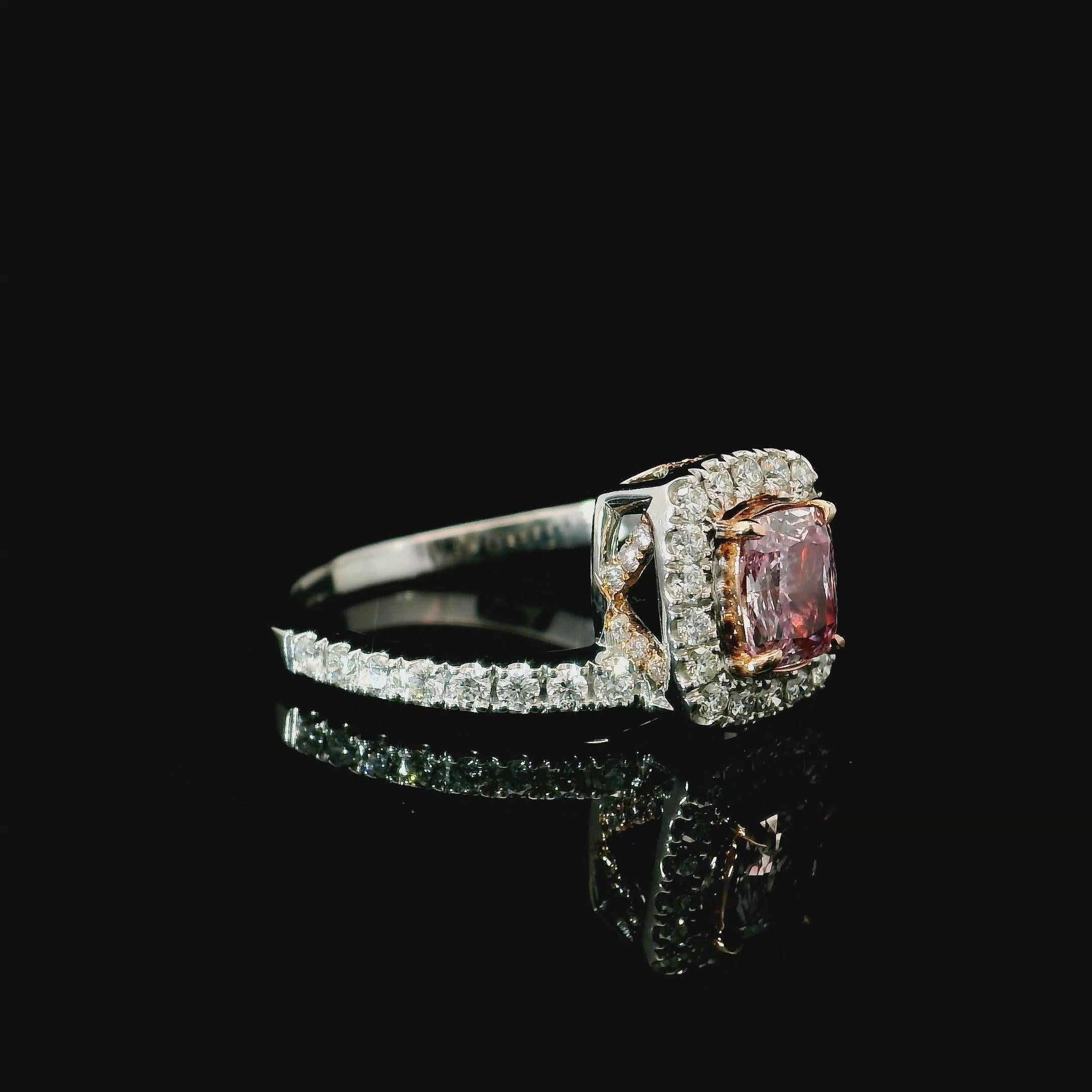 Anello con diamante certificato GIA da 0,56 carati rosa chiaro con purezza VS1 In condizioni Nuovo in vendita a บางรัก, TH