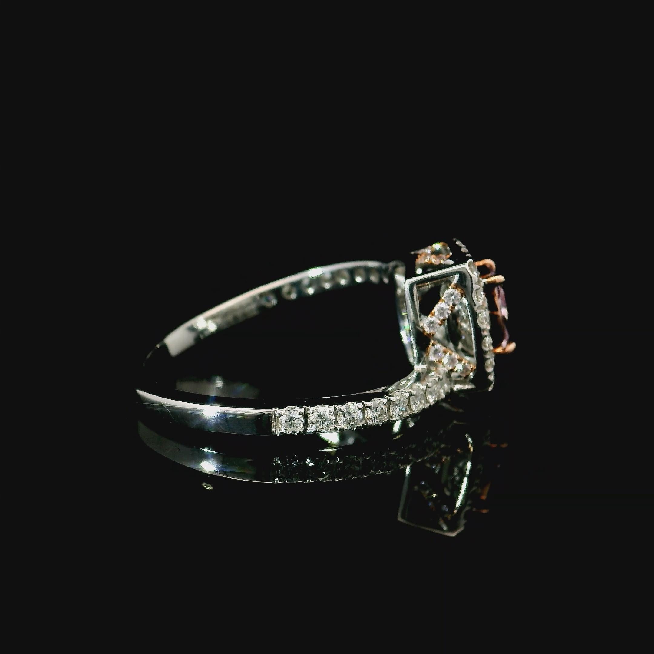 Anello con diamante certificato GIA da 0,56 carati rosa chiaro con purezza VS1 in vendita 1