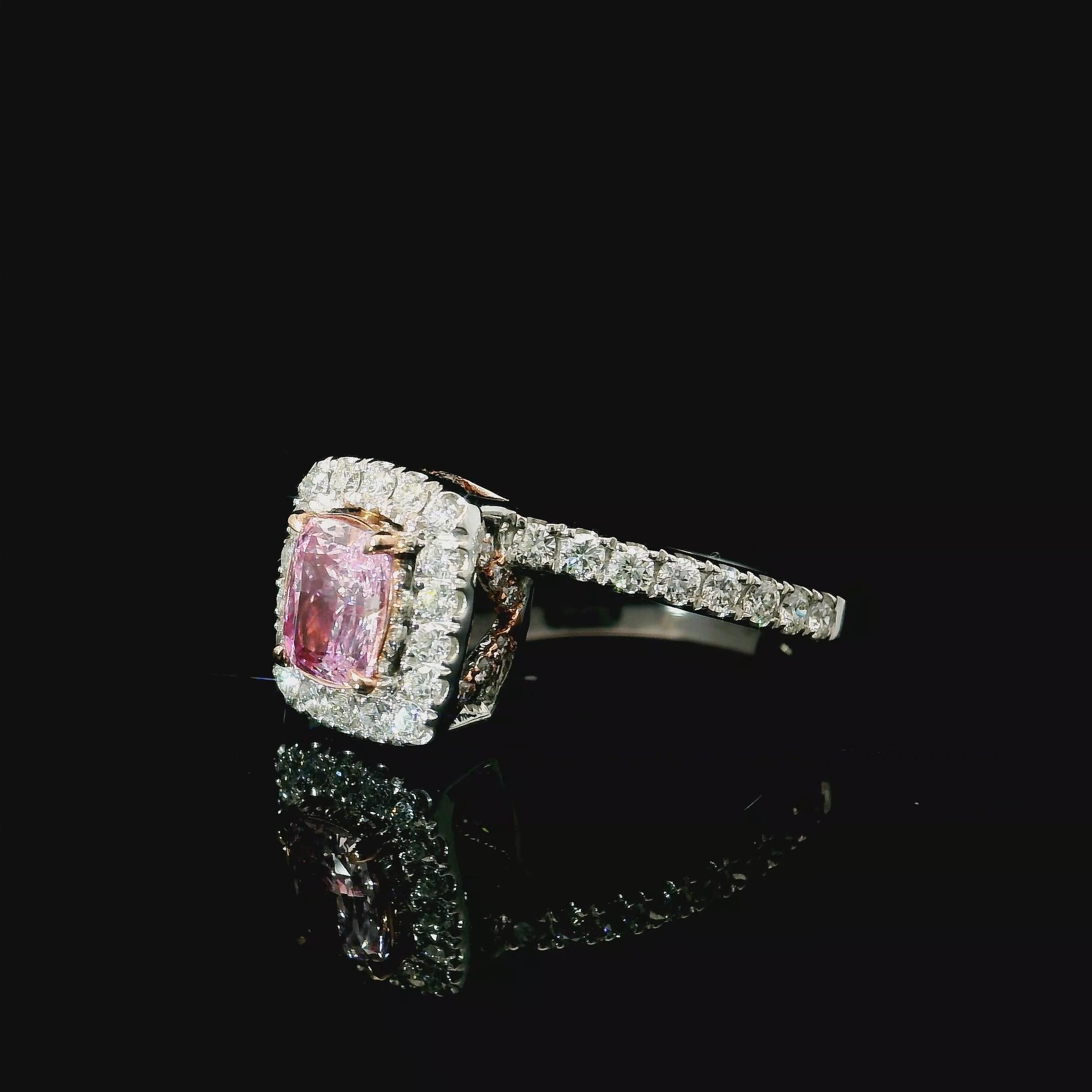 Anello con diamante certificato GIA da 0,56 carati rosa chiaro con purezza VS1 in vendita 2