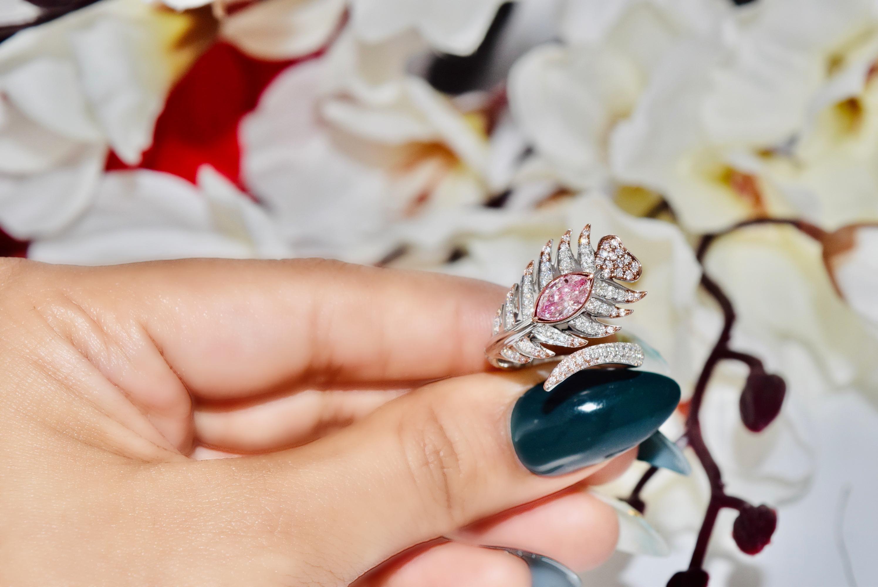 Taille Marquise Bague en diamant rose certifié GIA de 0,57 carat en forme de plume  Diamant Marquise en vente