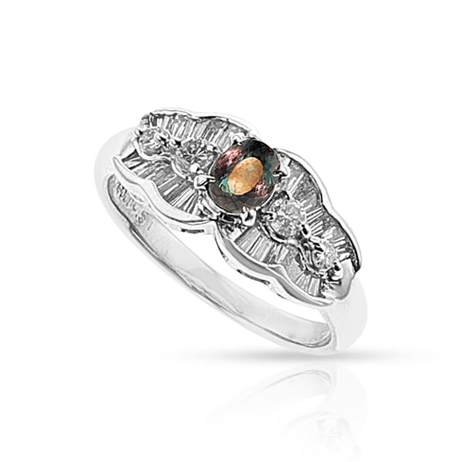 Un certificado GIA de 0.58 ct. Anillo de Alejandrita Brasileña con Diamantes realizado en Platino. Los diamantes pesan 0,51 quilates. El anillo pesa 6.07 gramos. Tamaño del anillo US 6.50.