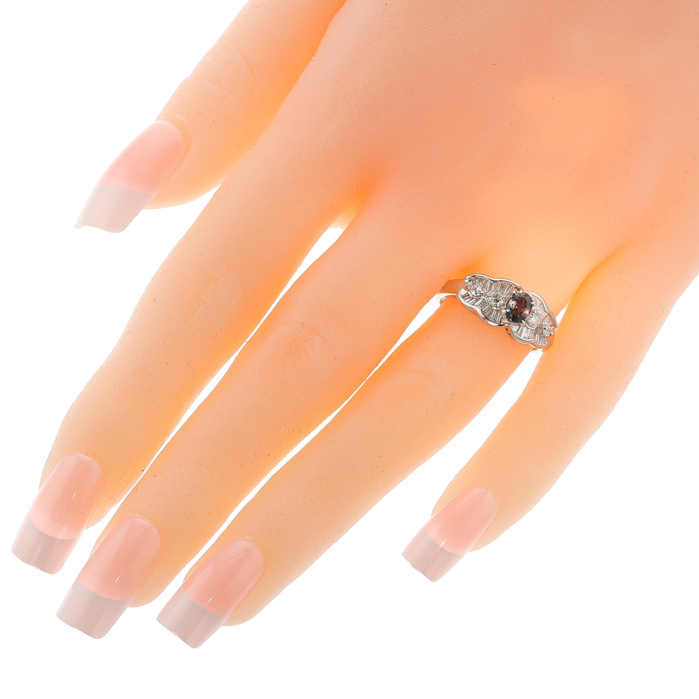 Certificado GIA 0.58 ct. Anillo de Alejandrita Brasileña con Diamantes, Platino en Excelente estado para la venta en New York, NY