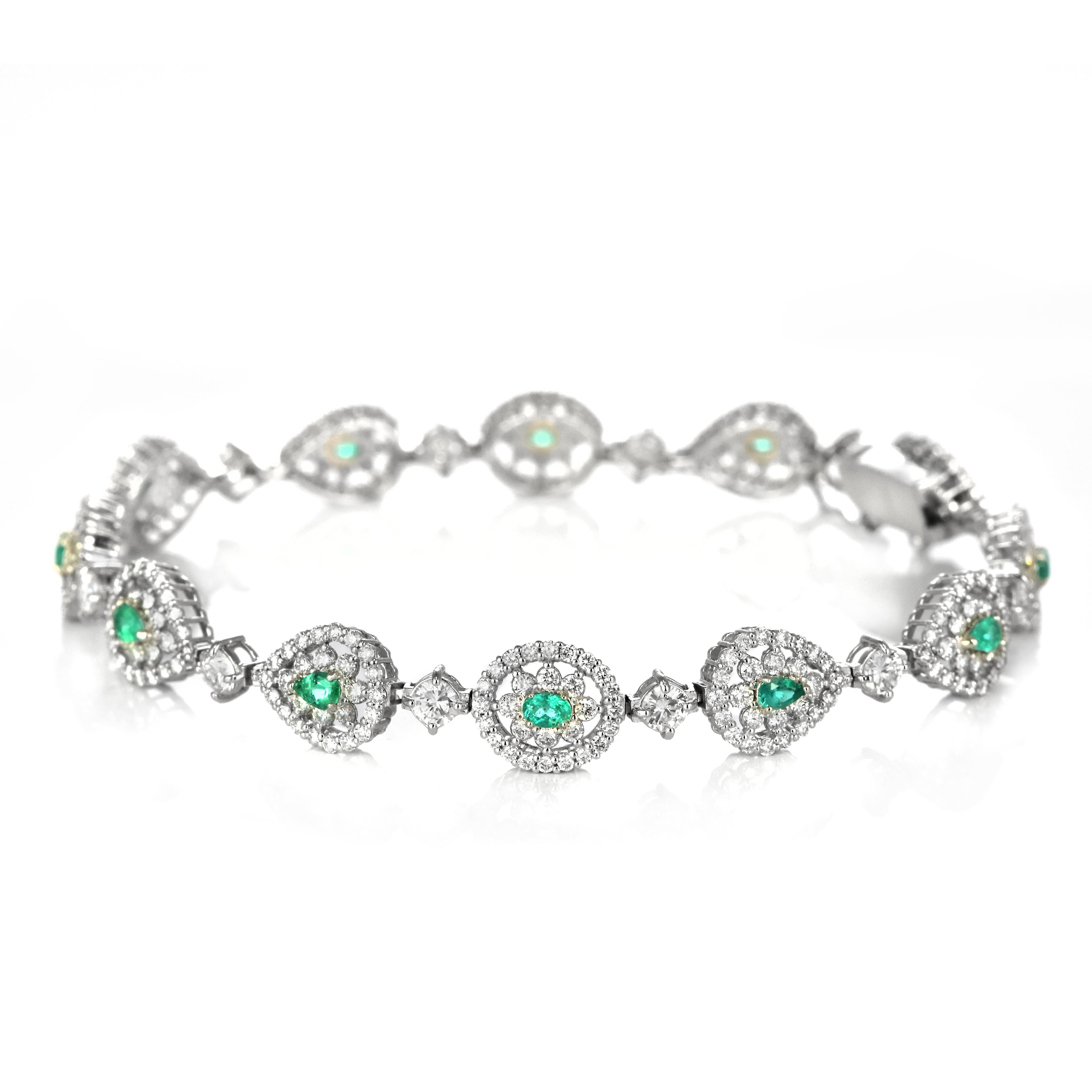 Un magnifique bracelet en platine avec 0,59 carats de tourmaline brésilienne Paraiba bleu néon certifiée GIA et 3,91 carats d'accents de diamants. Les tourmalines de Paraiba ont été découvertes il y a seulement 30 ans dans l'état brésilien du même