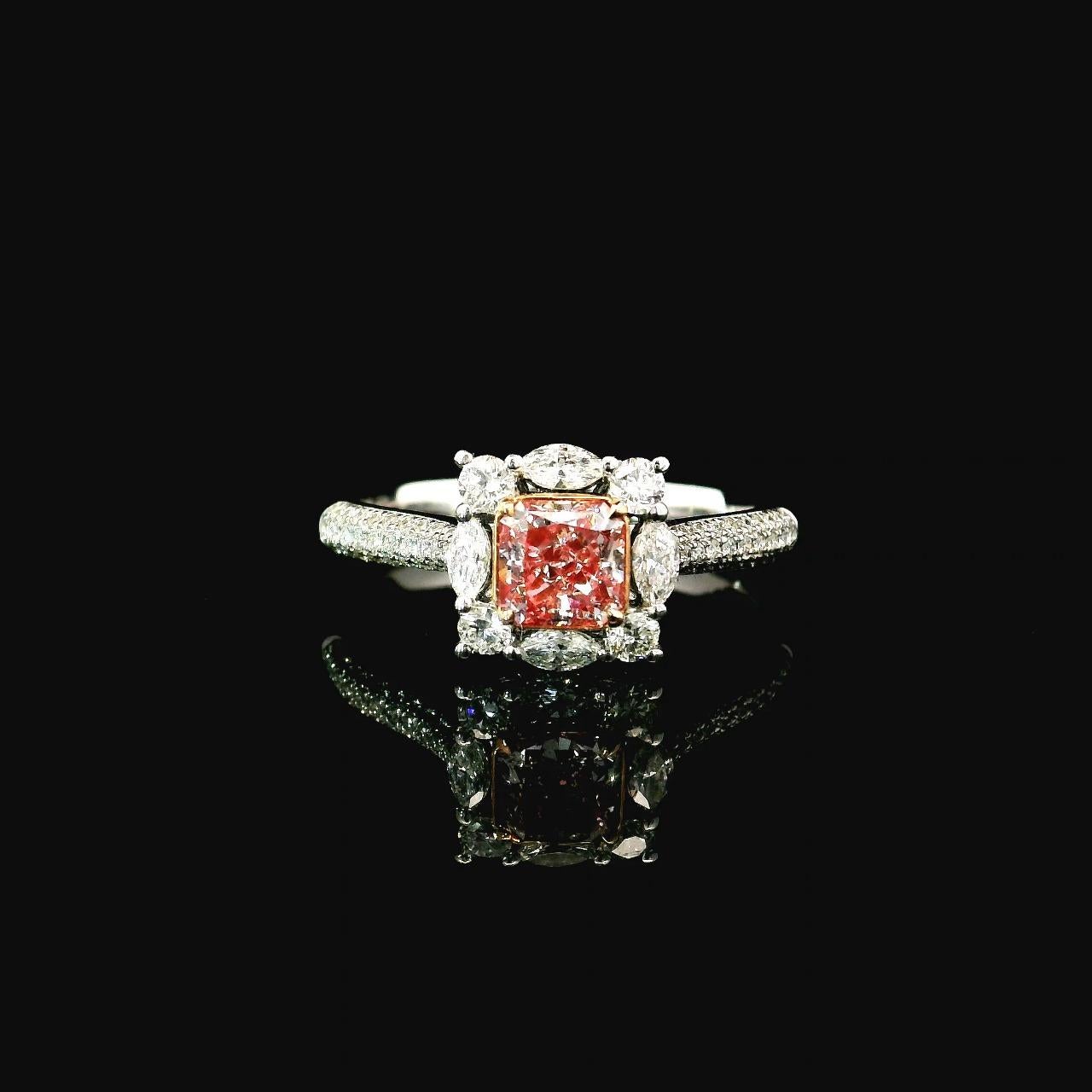 Anello in oro bianco 18 carati con diamanti
  
  Colore e caratura dell'oro: Oro bianco 18kt
  Peso: 2.71 grammi
  
  Imposta con...
  Tipo di pietra: Diamanti
  Forma: Radiante
  Carati: 0,60 ct
  Colore: Rosa tenue
  Chiarezza: VS1
  
  Pietre