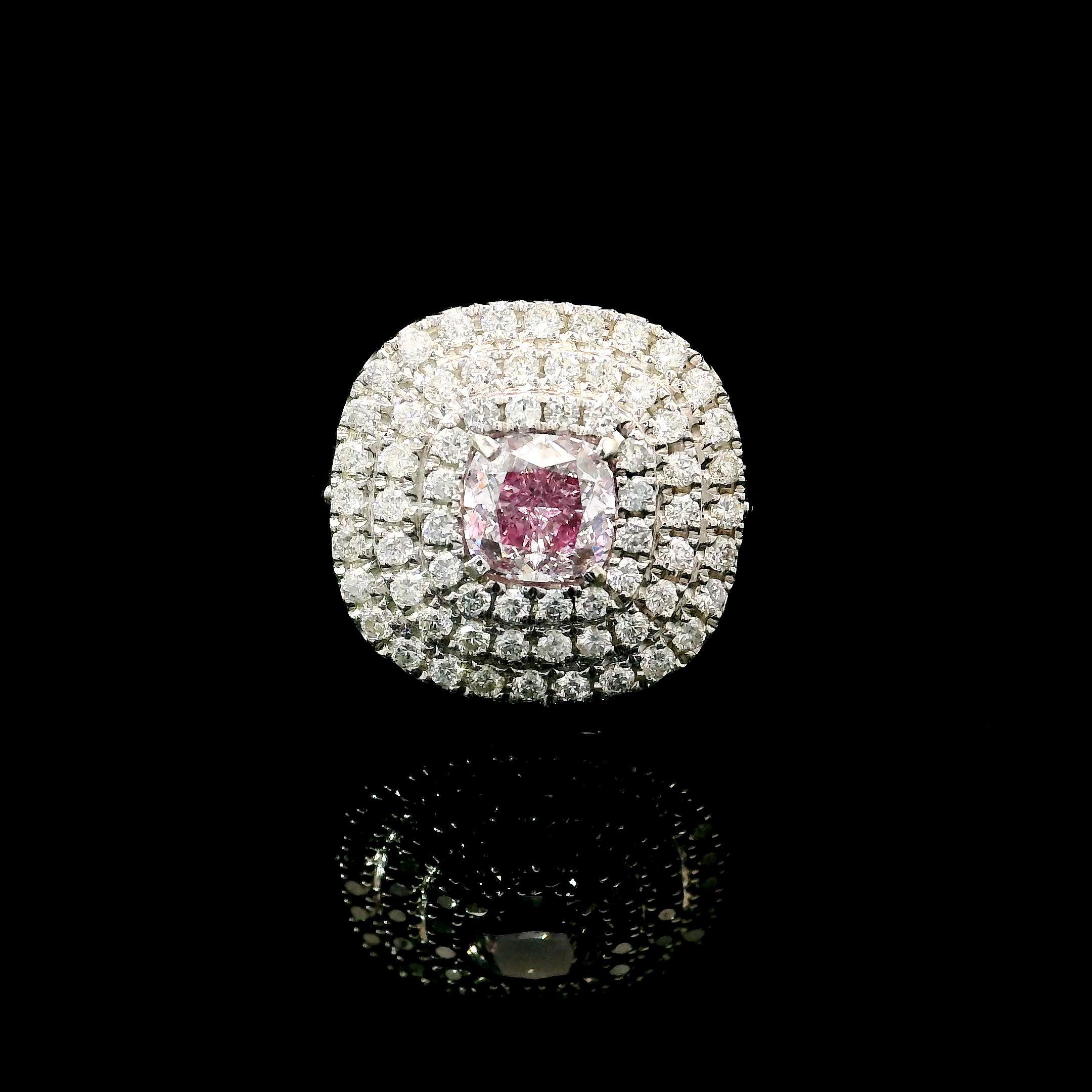 Anillo de oro blanco de 18 quilates con diamantes
  
  Color y quilates del oro Oro blanco 18 quilates
  Peso: 7,97 gramos
  
  Set con-
  Tipo de piedra: Diamantes
  Forma: Cojín
  Quilate: 0,60 ct
  Color: Rosa tenue
  Claridad: VVS2
  
  Piedras