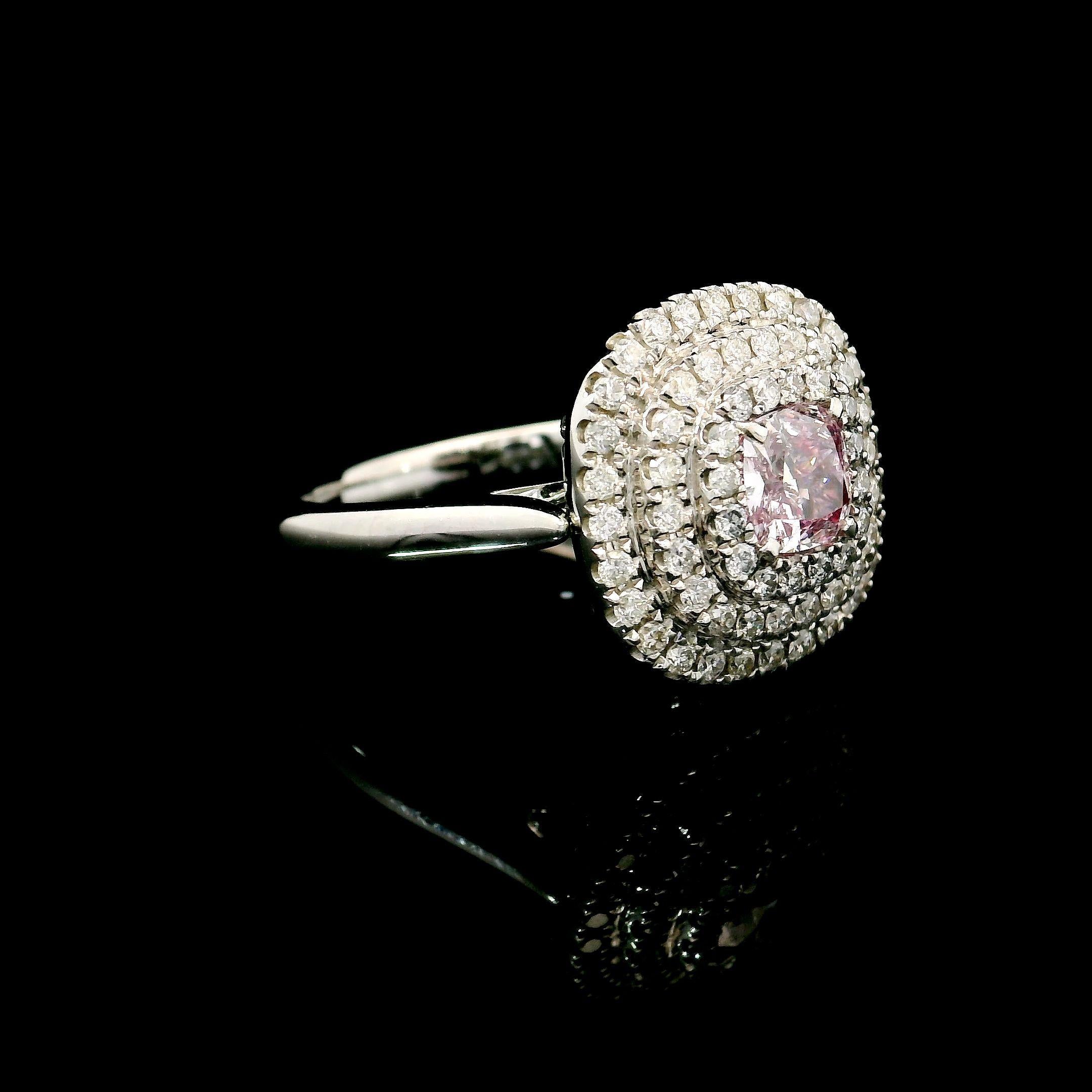 Anillo de diamantes con certificado GIA de 0,60 quilates de color rosa tenue y claridad VVS2 Corte cojín en venta