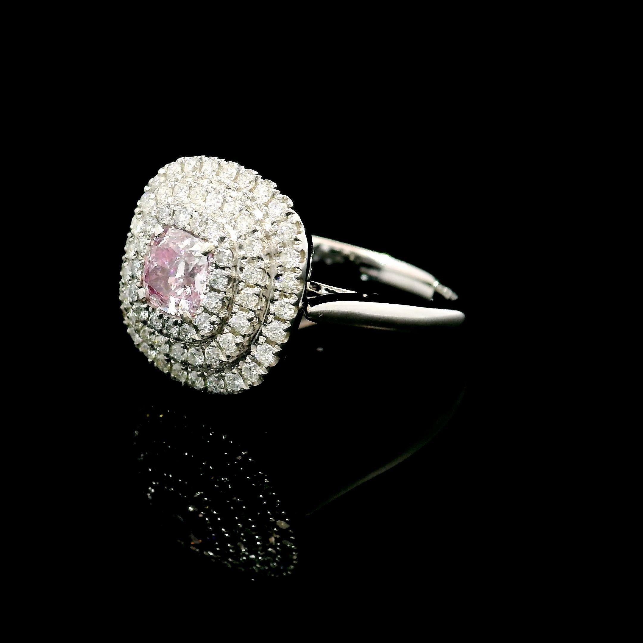 Anillo de diamantes con certificado GIA de 0,60 quilates de color rosa tenue y claridad VVS2 en Nuevo estado para la venta en บางรัก, TH