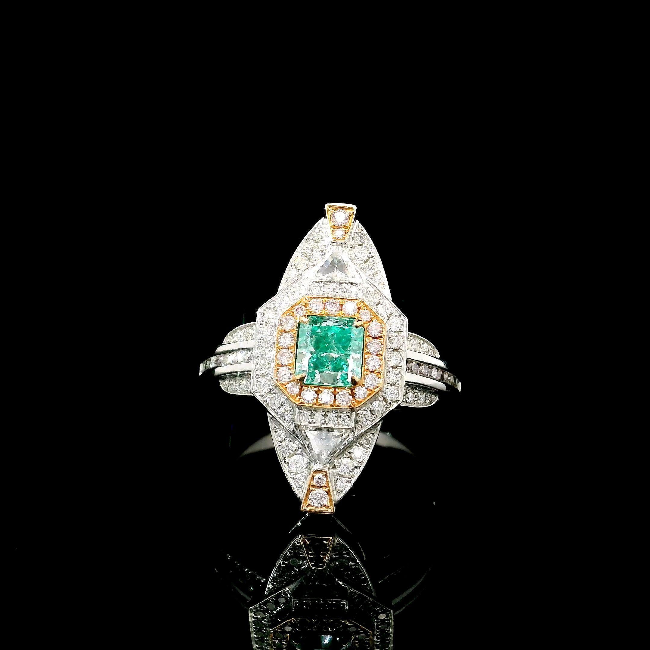 Bague en or blanc 18kt avec diamants
  
  Couleur de l'or et carat : Or blanc 18kt
  Poids : 6,40 grammes
  
  Ensemble avec...
  Type de pierre : Diamants
  Forme : Rayonnante
  Carat : 0,60
  Couleur : Vert clair fantaisie
  
  Pierres