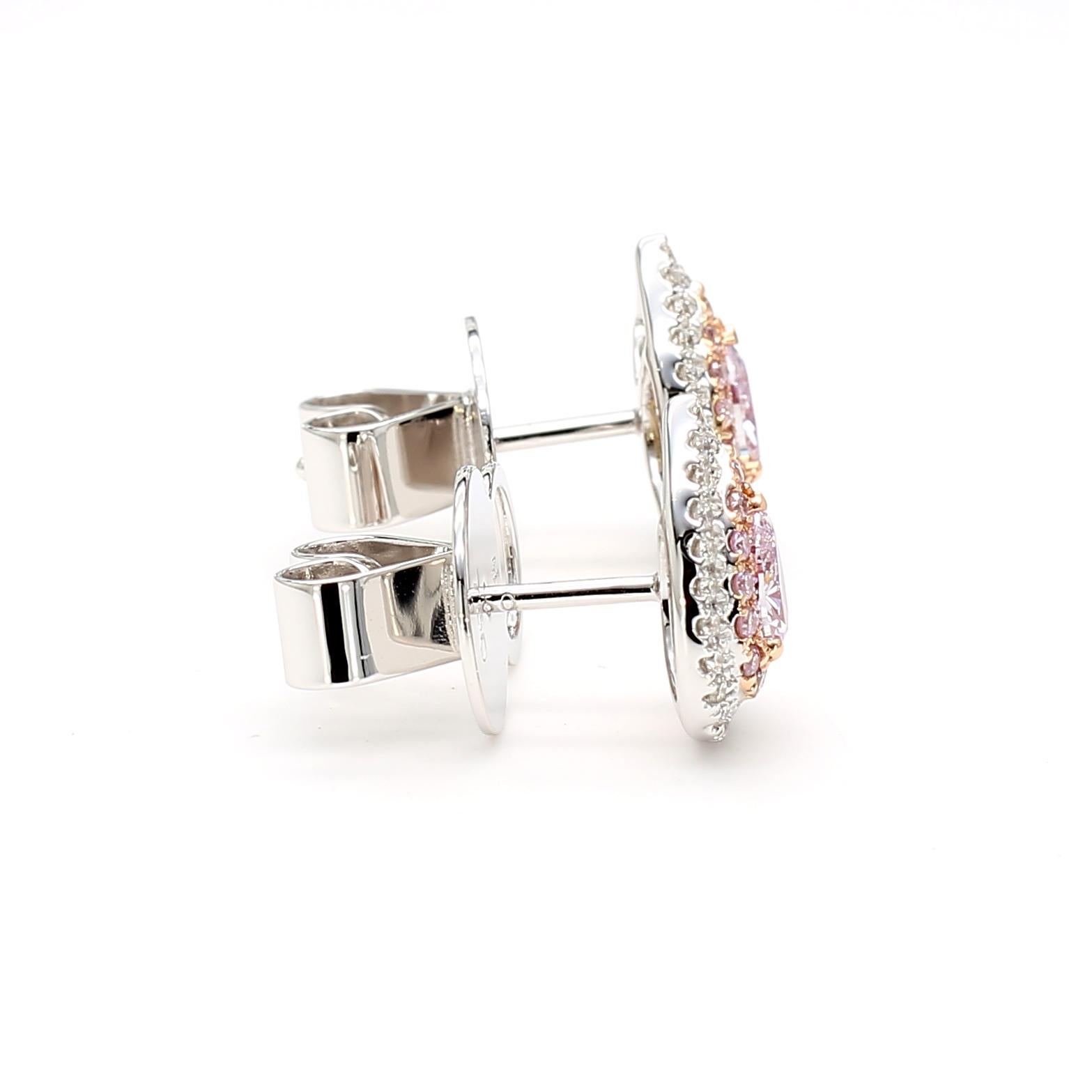 Questo paio di orecchini a perno di colore rosa chiaro con doppia aureola è la testimonianza di un'artigianalità raffinata e di un design senza tempo. Perfetti per chi apprezza la bellezza dei diamanti naturali, questi orecchini offrono un