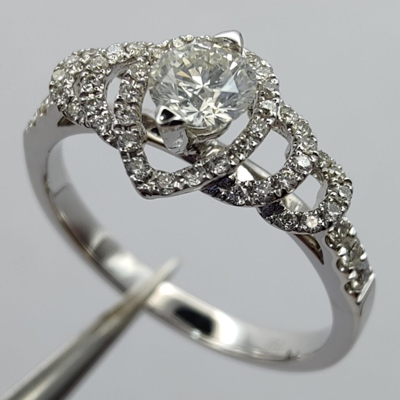 GIA-zertifizierter .61 Karat Diamant-Braut-Cluster aus 18 Karat Weißgold mit Rundschliff im Angebot 5