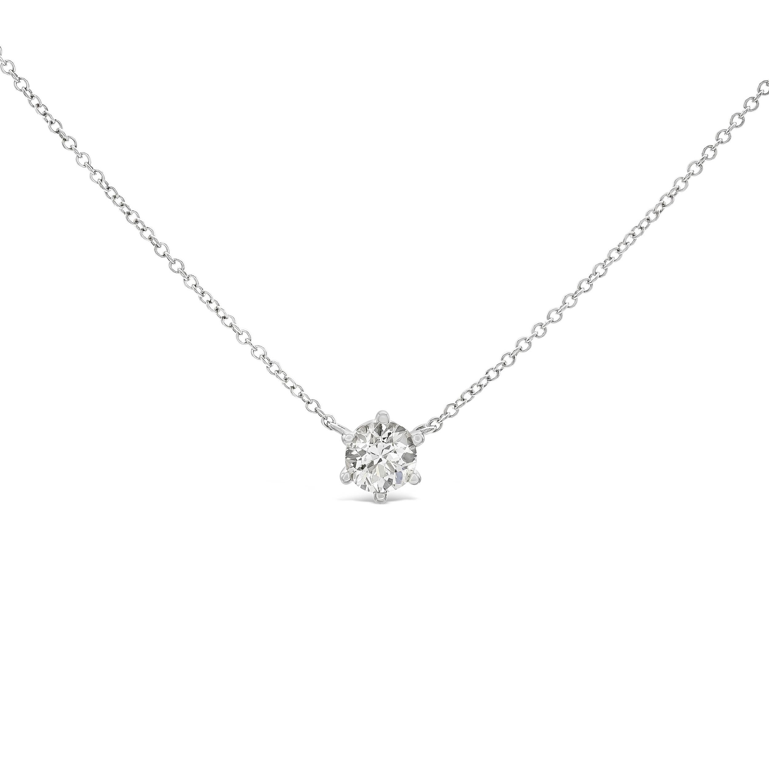 Ajoutez un peu de brillance à votre garde-robe avec notre style de pendentif signature. Un vieil euro aux proportions classiques, pesant 0,61 ct, brille au bout d'une chaîne délicate. Portez cette pièce seule ou ajoutez-la à votre pile quotidienne,