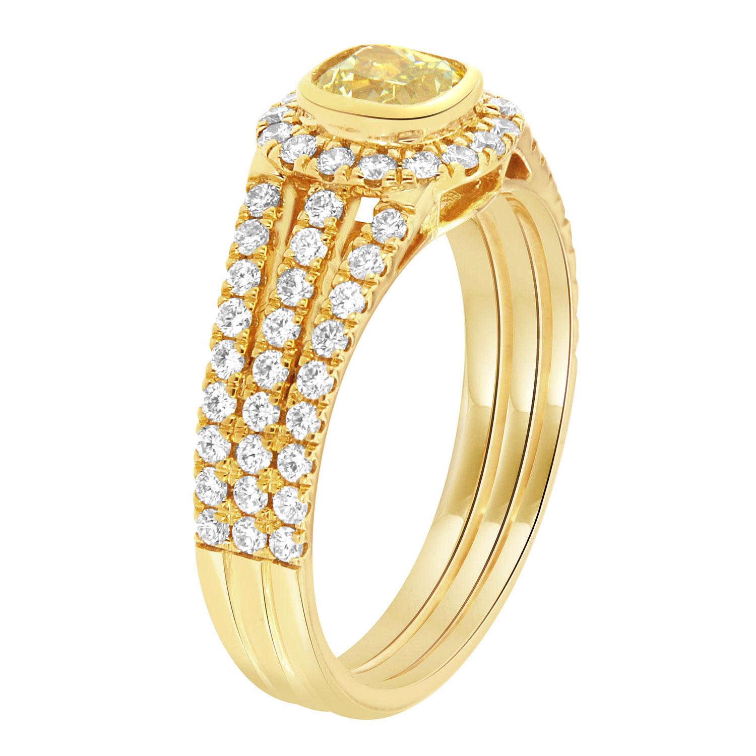 Cette bague délicate présente un diamant jaune naturel de 0,62 carat en forme de coussin carré serti sur une lunette. Un halo de diamants ronds et brillants entoure le diamant jaune. Trois fines rangées de diamants ronds et brillants, sertis en