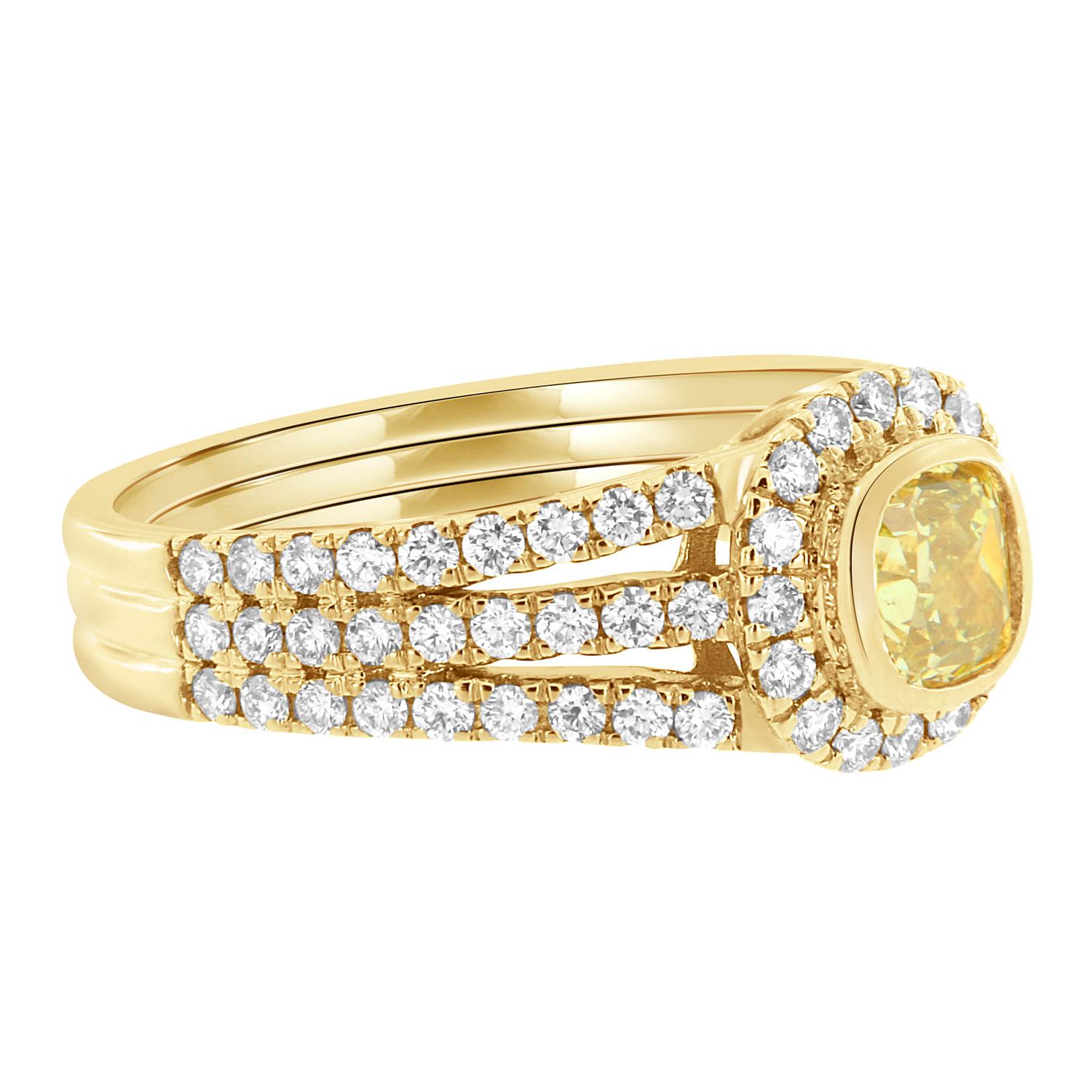 Taille coussin Bague en or 18 carats avec diamant jaune coussin de 0,62 carat et halo de diamants certifiés GIA en vente