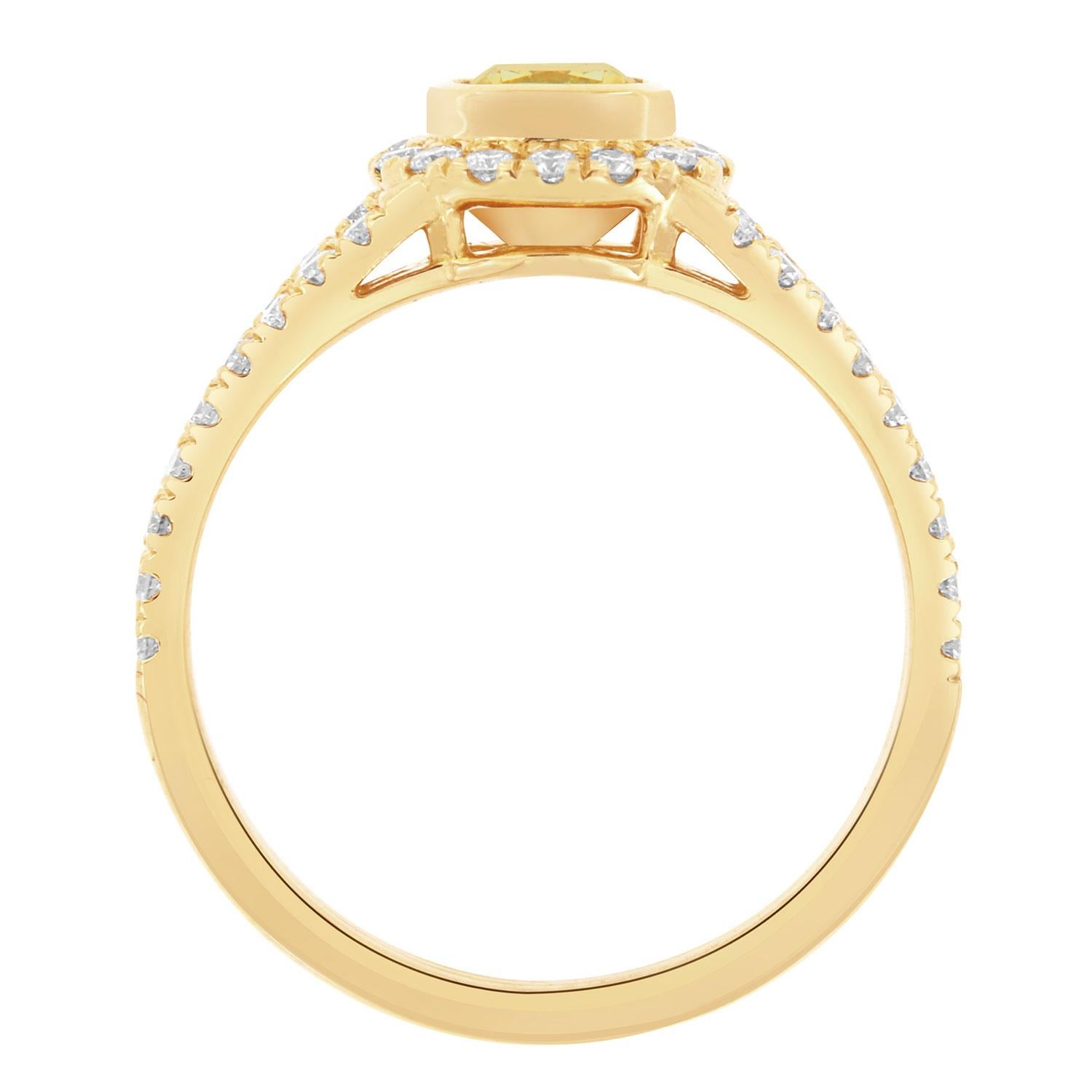 Bague en or 18 carats avec diamant jaune coussin de 0,62 carat et halo de diamants certifiés GIA Neuf - En vente à San Francisco, CA