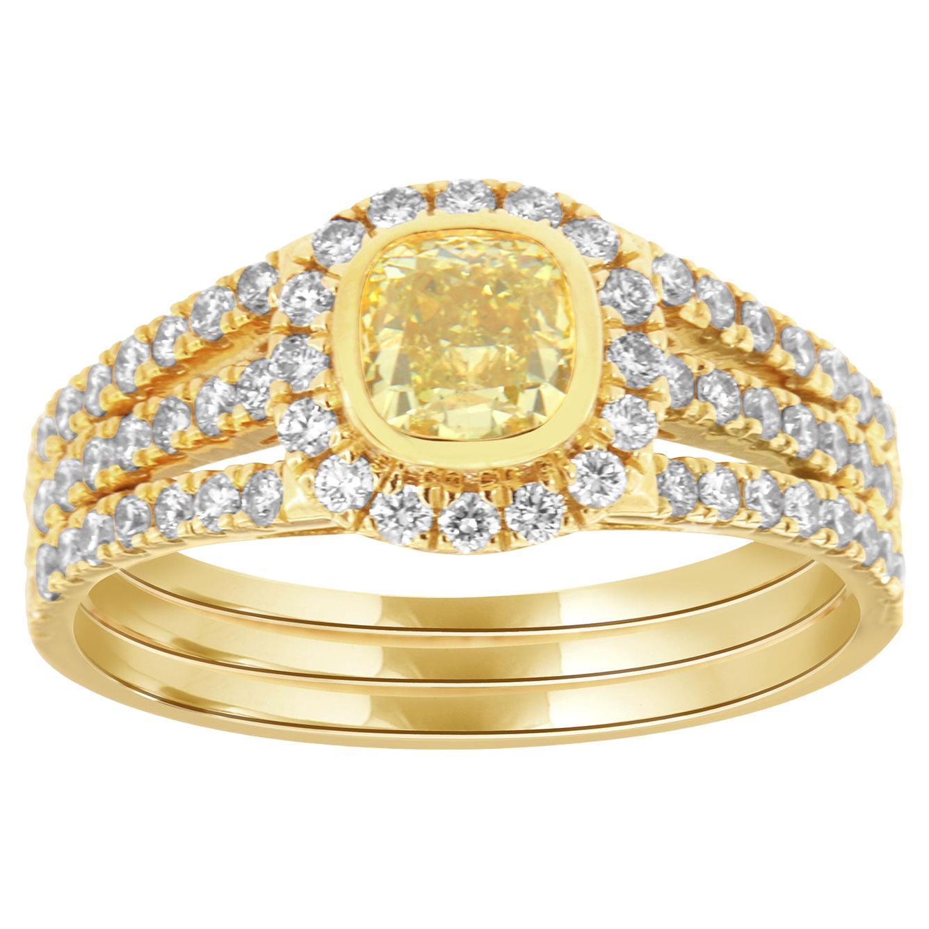 Bague en or 18 carats avec diamant jaune coussin de 0,62 carat et halo de diamants certifiés GIA en vente