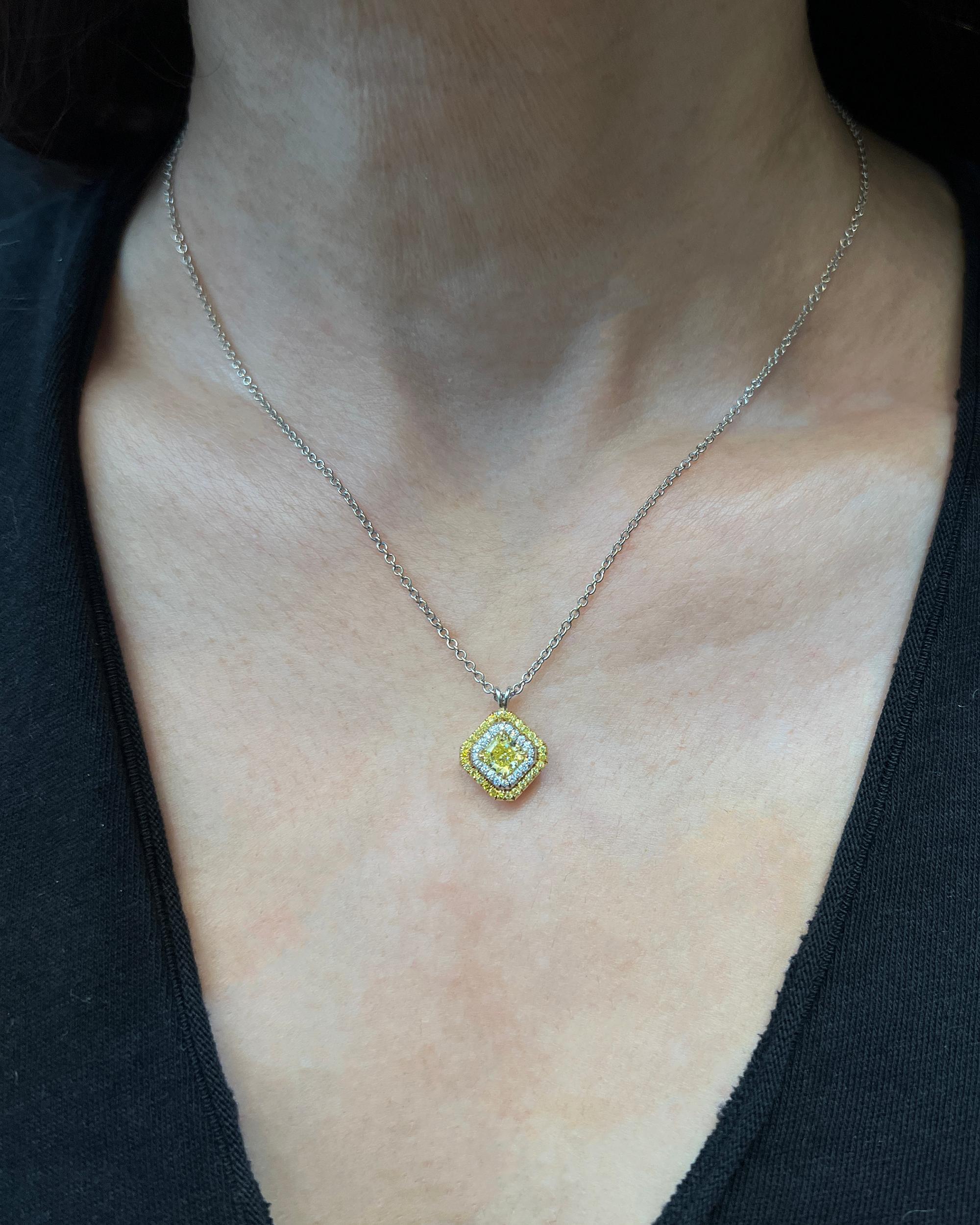Spectra Fine Jewelry GIA-zertifizierte intensiv gelbe Fancy-Diamant-Halskette (Radiantschliff) im Angebot