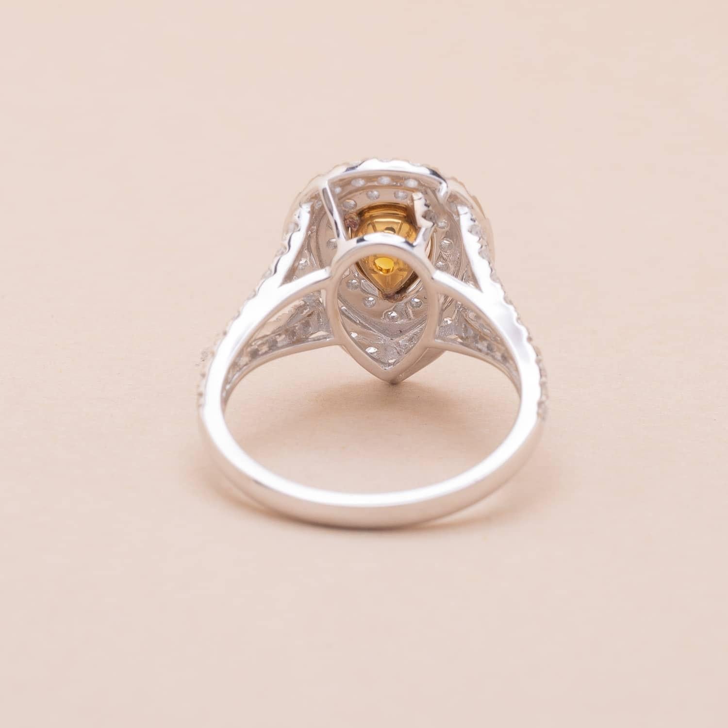 Contemporain Bague en diamant certifié GIA de 0,62 carat de couleur jaunâtre  en vente