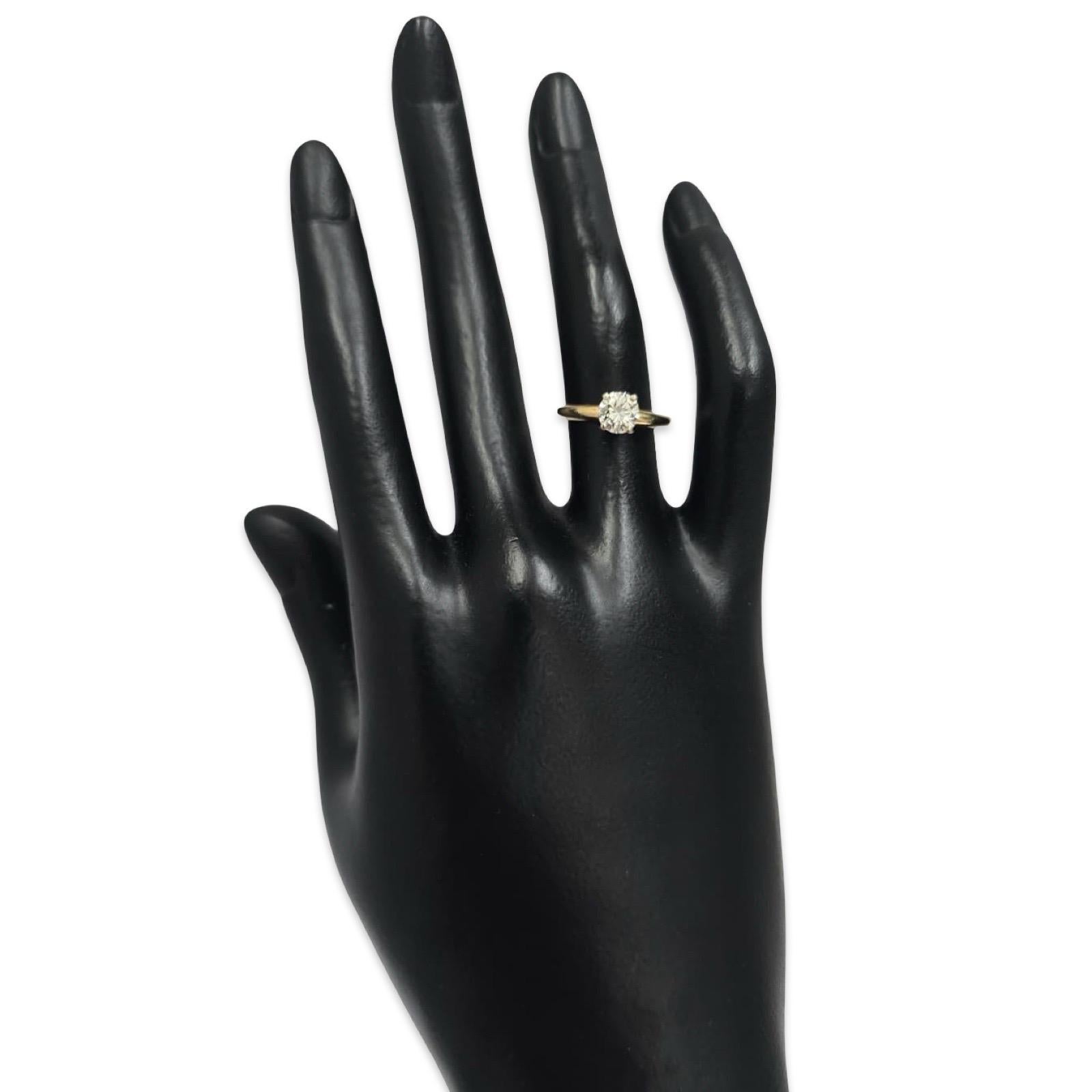 Bague solitaire en or 18 carats avec diamant certifié GIA de 0,62 ct (J/SI1) Bon état - En vente à Miami, FL