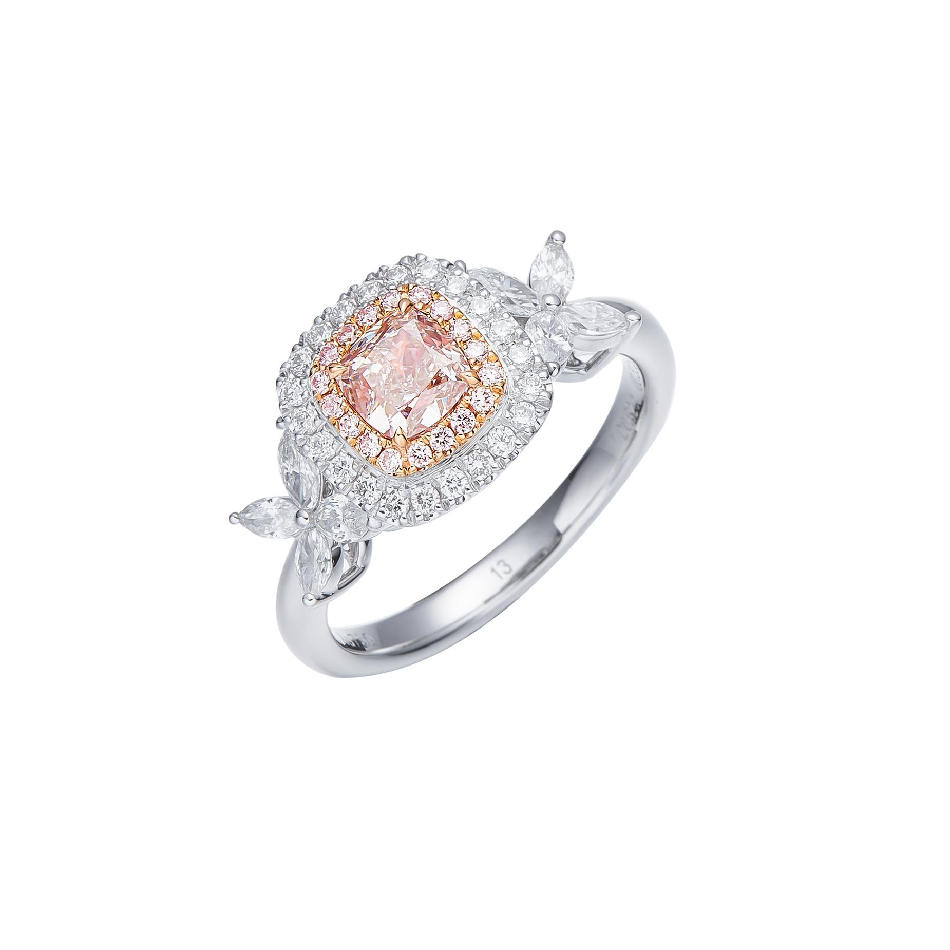 Der exquisite Light Pinkish Brown Diamond Ring ist ein wahres Meisterwerk an Eleganz und Raffinesse. Dieser atemberaubende, hellrosa-braune Diamantring wurde sorgfältig gefertigt, um die Brillanz und Schönheit seiner Edelsteine zur Geltung zu