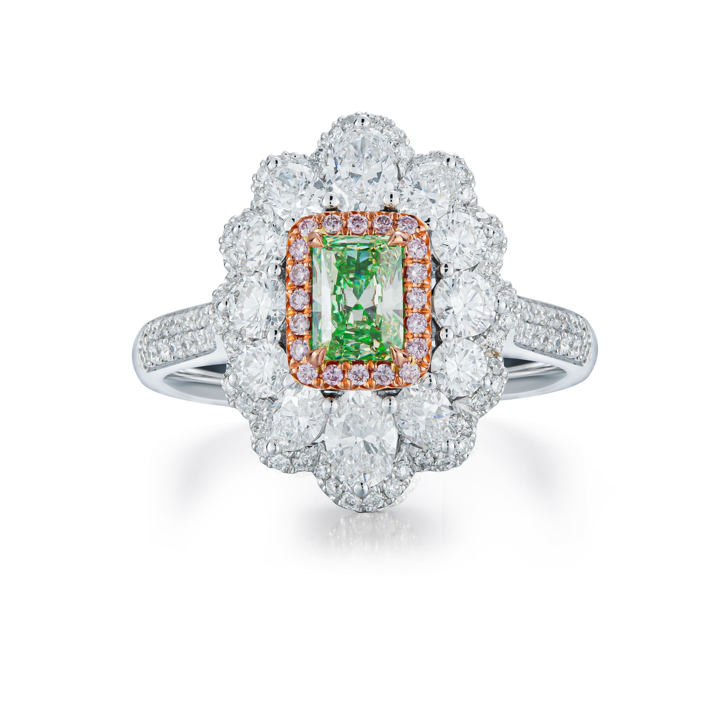 GIA-zertifizierter 0,62ct natürlicher, hellgelblich-grüner Diamant, ein außergewöhnlicher Edelstein, der das strahlende Herz dieser exquisiten Kreation bildet. Dieser Edelstein, der vom renommierten Gemological Institute of America (GIA)
