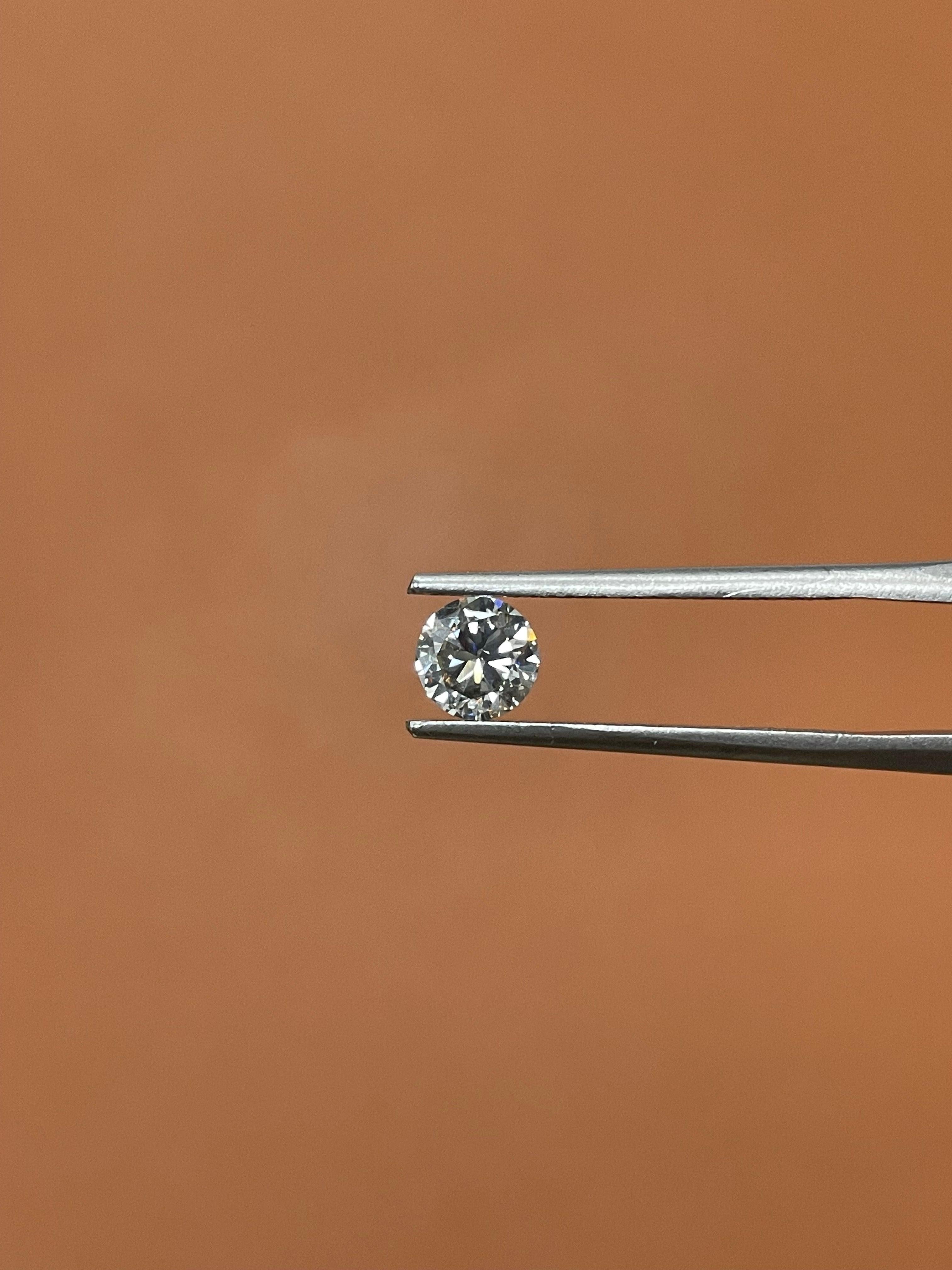 DESCRIPCIÓN DEL ARTÍCULO
N.º DE IDENTIFICACIÓN
53328
Forma de la piedra:
Redondo 
Peso del diamante:
0.62CT 
Claridad:
SI1
Color:
Gris muy claro 
Corta:
Excelente
Medidas:
5.43 - 5.52 x