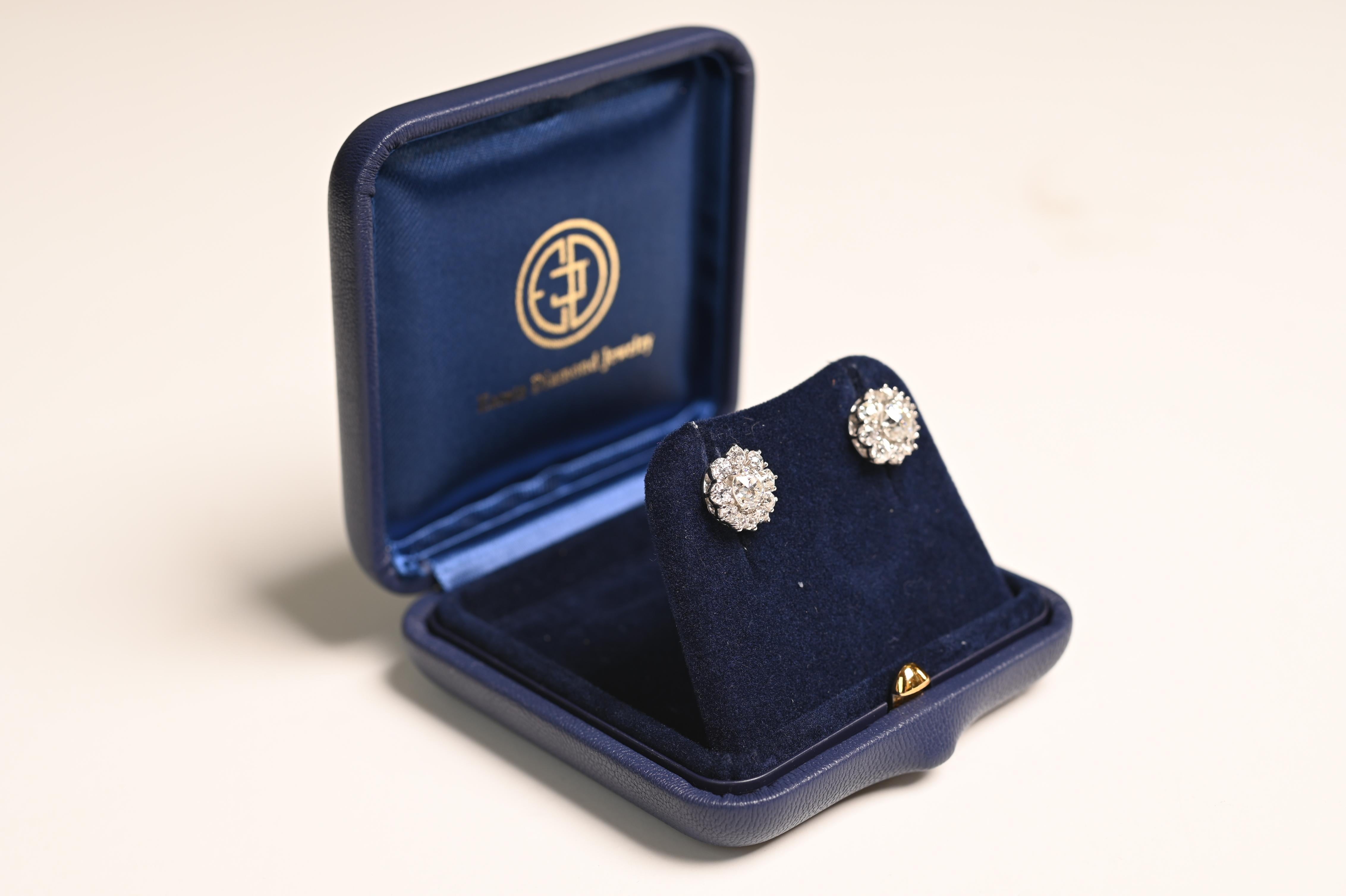 Ces étonnantes boucles d'oreilles à grappes de diamants présentent en leur cœur des diamants de taille européenne ancienne certifiés par la GIA, chacun d'entre eux étant serti sur des griffes. Les diamants centraux pèsent environ 0,60 carat et