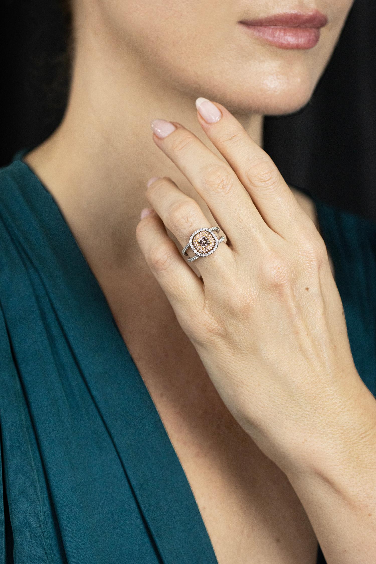 GIA zertifizierter 0,63 Cushion Cut Pink-Brown Diamond Triple Halo Verlobungsring (Kissenschliff) im Angebot