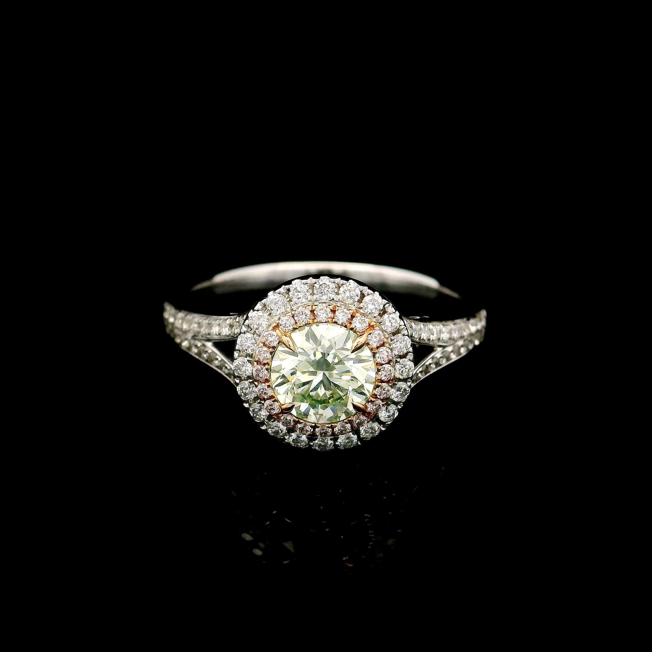 Bague en or blanc 18kt avec diamants
  
  Couleur de l'or et carat : Or blanc 18kt
  Poids : 3,99 grammes
  
  Ensemble avec...
  Type de pierre : Diamants
  Forme : Rond
  Carat : 0,64 ct
  Couleur : Jaune clair vert fantaisie
  Clarté : VS2
  
 