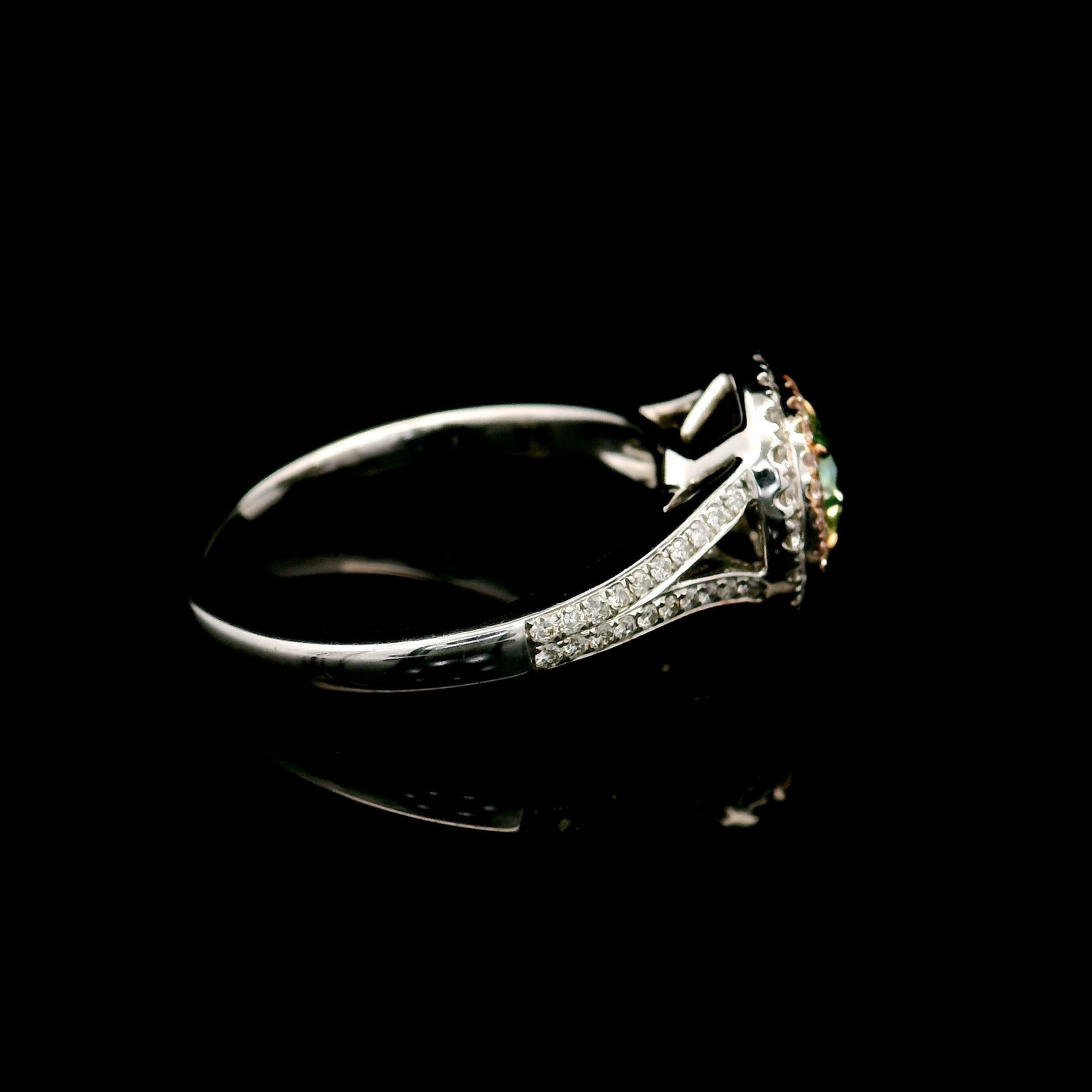 Bague de diamants fantaisie jaune clair et vert de pureté VS2 de 0,64 carat certifié GIA en vente 1