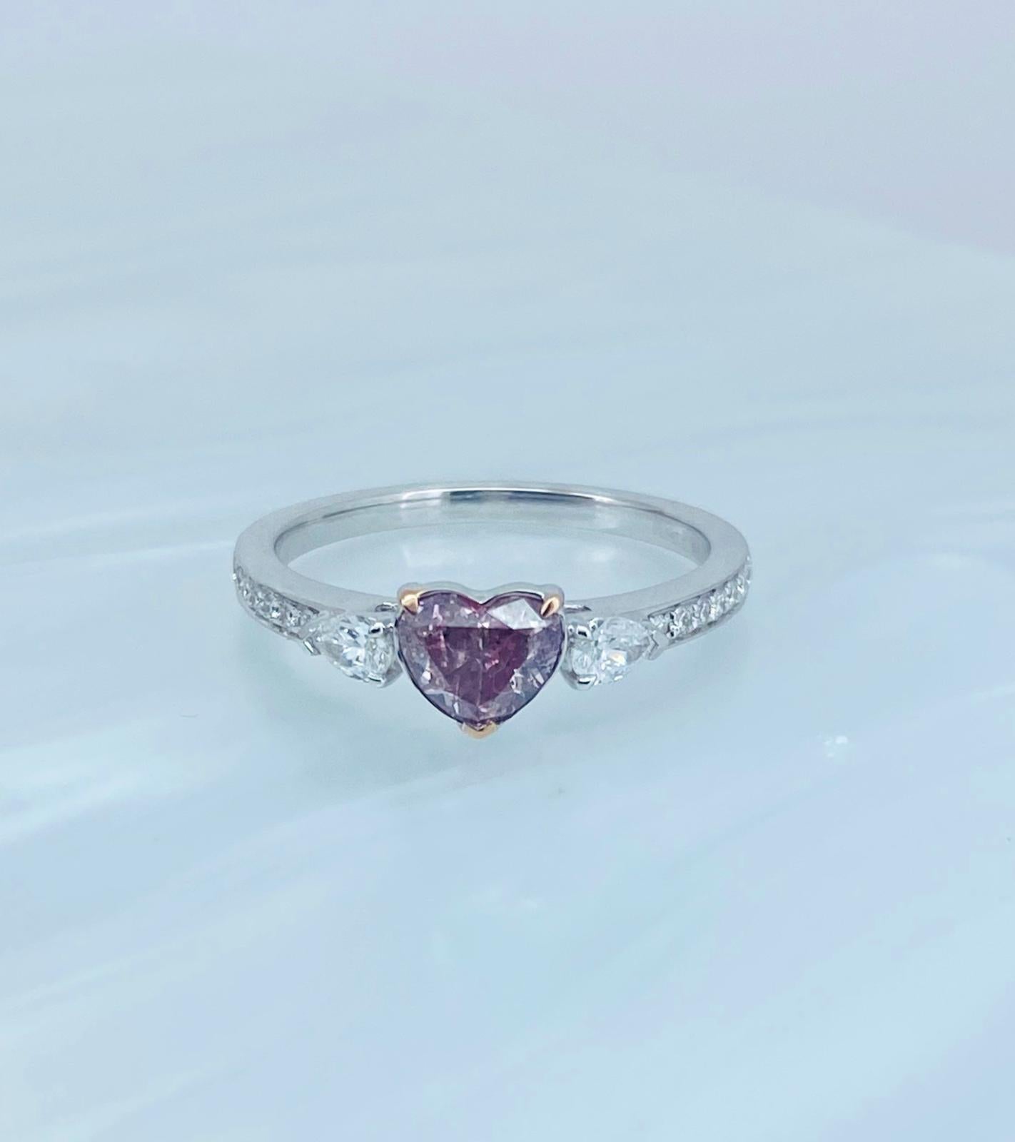 Taille cœur Bague à diamant coeur rose fantaisie de 0,64 carat certifiée GIA  en vente