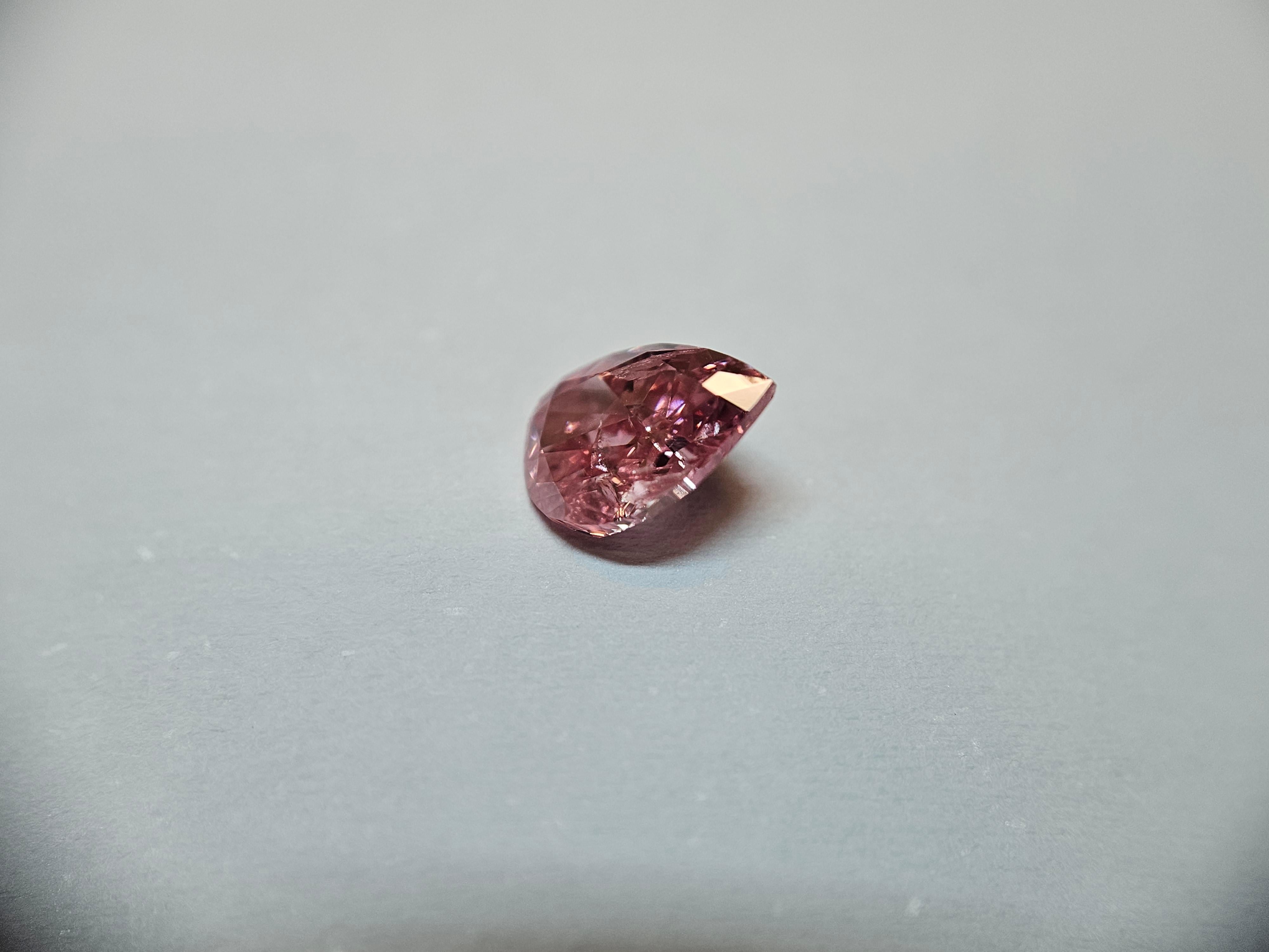 Il s'agit d'une pierre très rare. Il s'agit d'un diamant poire naturel, non traité, de couleur rose vif. La pierre pèse 0,64 ct et est certifiée GIA. Le rose vif est la teinte la plus chère de tous les diamants de couleur fantaisie, et le rose vif