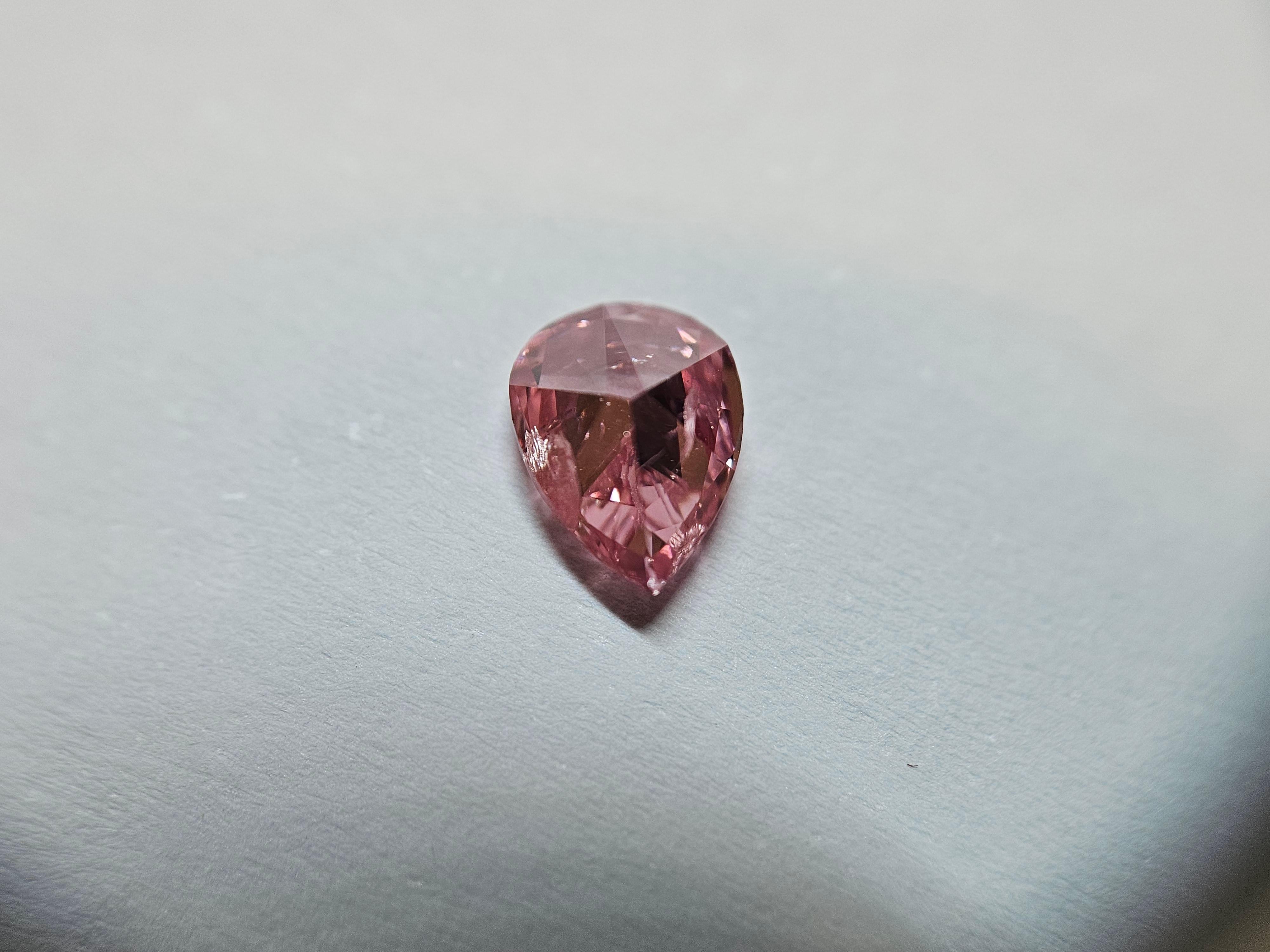 Diamant poire certifié GIA de 0,64 carats de couleur rose vif naturel Excellent état - En vente à Amsterdam, NL