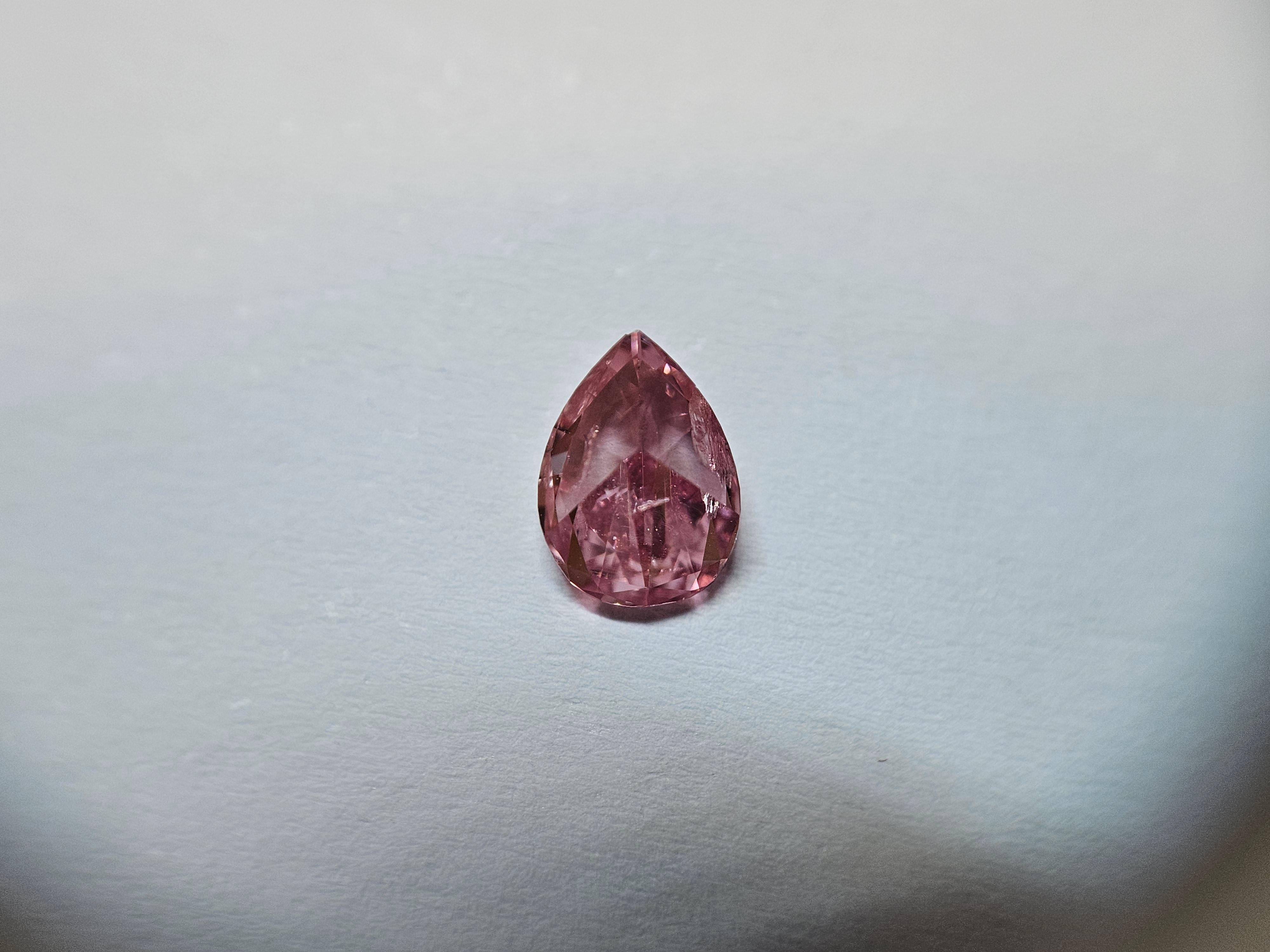 Diamant poire certifié GIA de 0,64 carats de couleur rose vif naturel Unisexe en vente