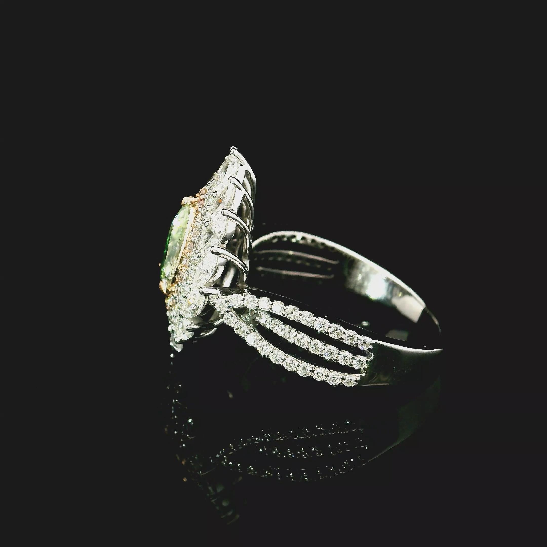 Anello in oro bianco 18 carati con diamanti
  
  Colore e caratura dell'oro: Oro bianco 18kt
  Peso: 5.86 grammi
  
  Imposta con...
  Tipo di pietra: Diamanti
  Forma: A pera
  Carati: 0,65 ct
  Colore: Verde giallognolo
  Chiarezza: I1
  
  Pietre