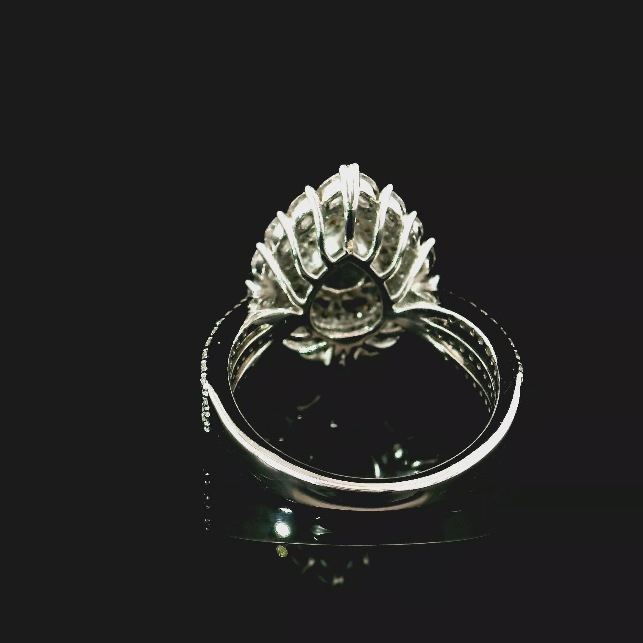 Anello con diamante certificato GIA da 0,65 carati, di colore verde giallastro e chiarezza I1 In condizioni Nuovo in vendita a บางรัก, TH