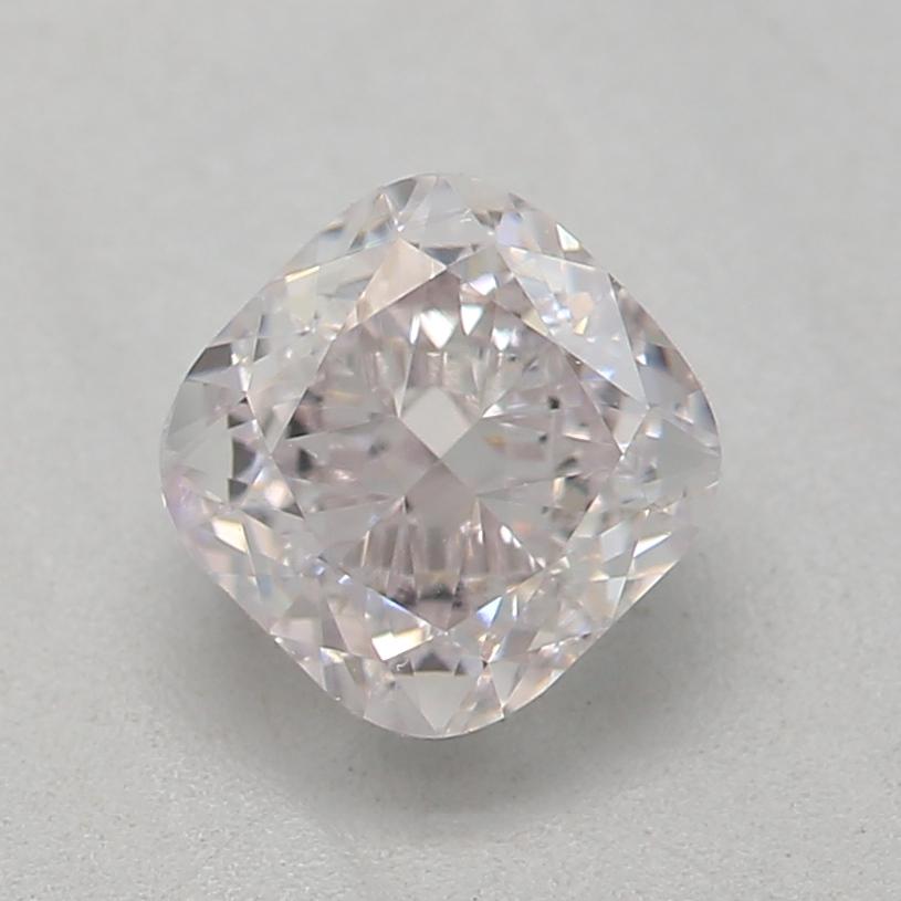 Certificato: GIA 
Numero del rapporto: 7422984663
Forma e taglio: Cuscino
Peso in carati: 0,65 carati
Misure: 4,56 x 4,47 x 3,21 mm
Grado di colore: Rosa chiaro

CARATTERISTICHE DEL DIAMANTE:

Questo diamante rosa chiaro è un diamante raro e