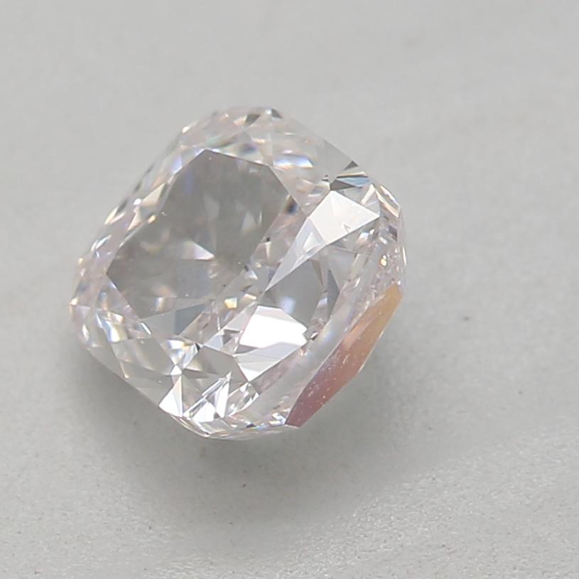 Taglio cuscino Diamante certificato GIA da 0,65 carati di colore rosa chiaro con purezza VS2 in vendita