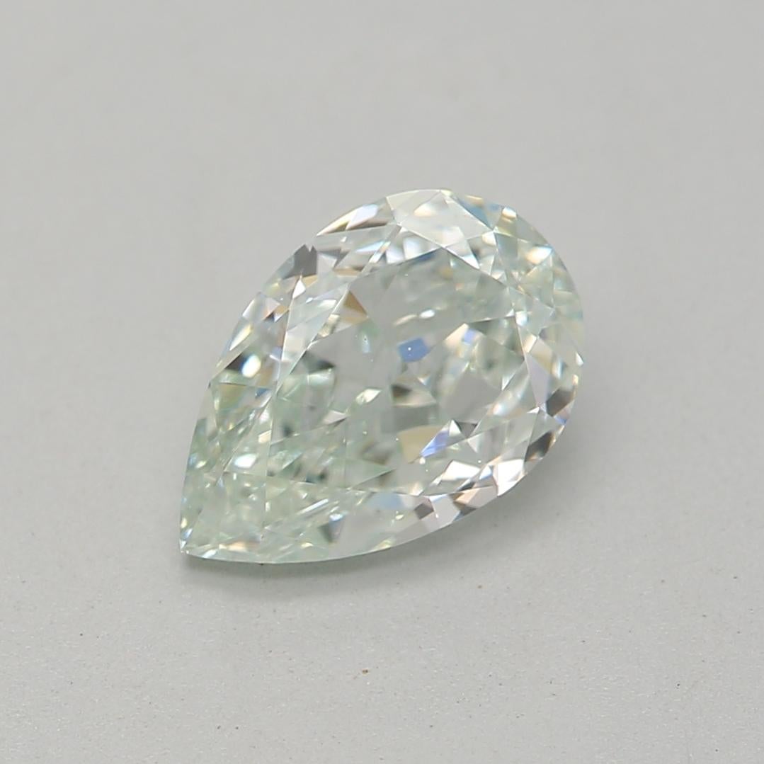 Certificato: GIA 
Numero del rapporto: 6395326803
Forma e taglio: Pera
Peso in carati: 0,66 carati
Misure:  6.89 x 4.56 x 2.86 mm
Grado di colore: Verde chiaro fantasia 

CARATTERISTICHE DEL DIAMANTE:

Questo diamante verde chiaro è un diamante raro