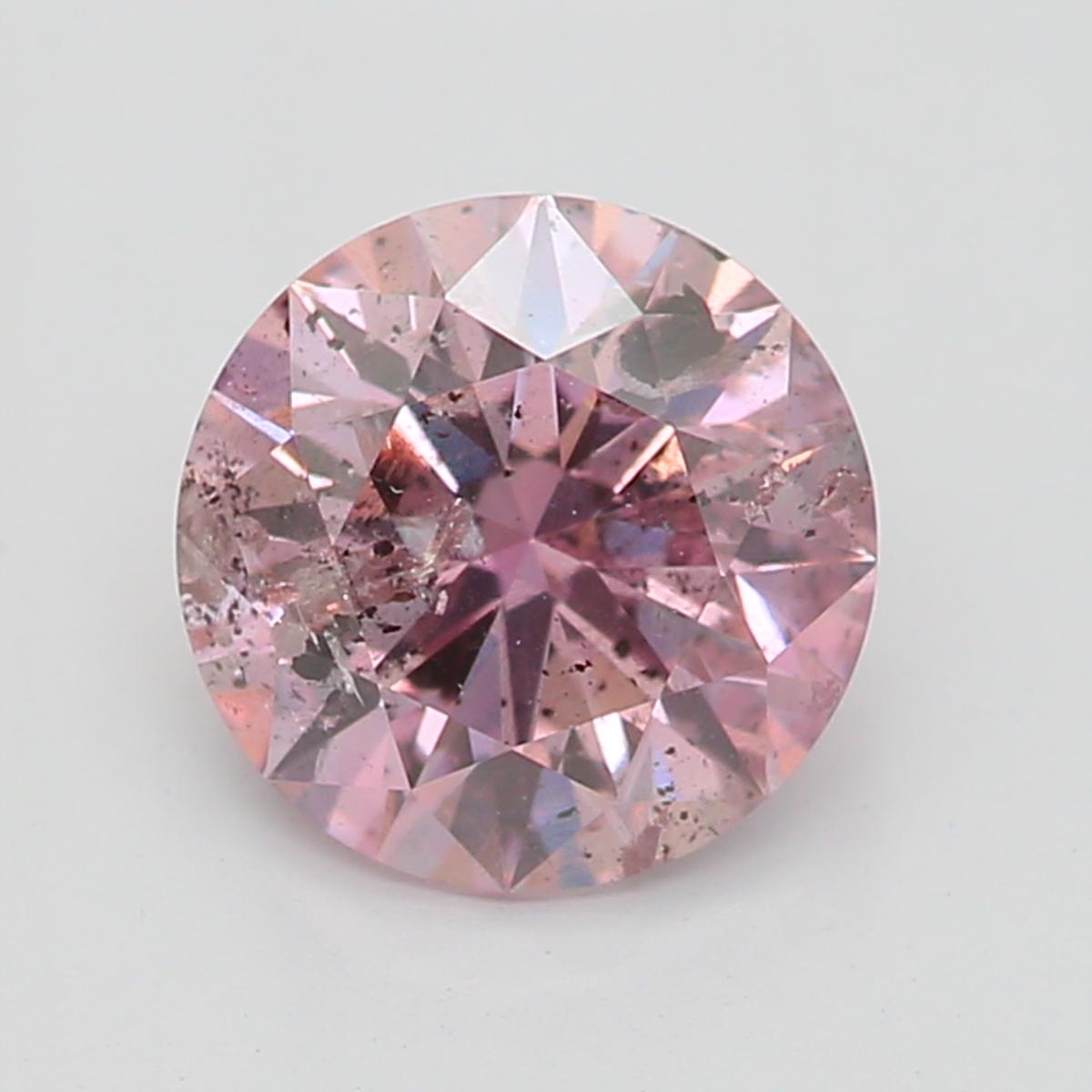 Zertifikat: GIA
Berichtsnummer: 2216845538
Form und Schliff: Rund
Karatgewicht: 0.66 Karat
Abmessungen: 5,60 x 5,56 x 3,48 mm
Farbton: Fancy Purplish Pink

MERKMALE DES DIAMANTEN:

Dieser violett-rosa Diamant ist ein seltener und auffälliger