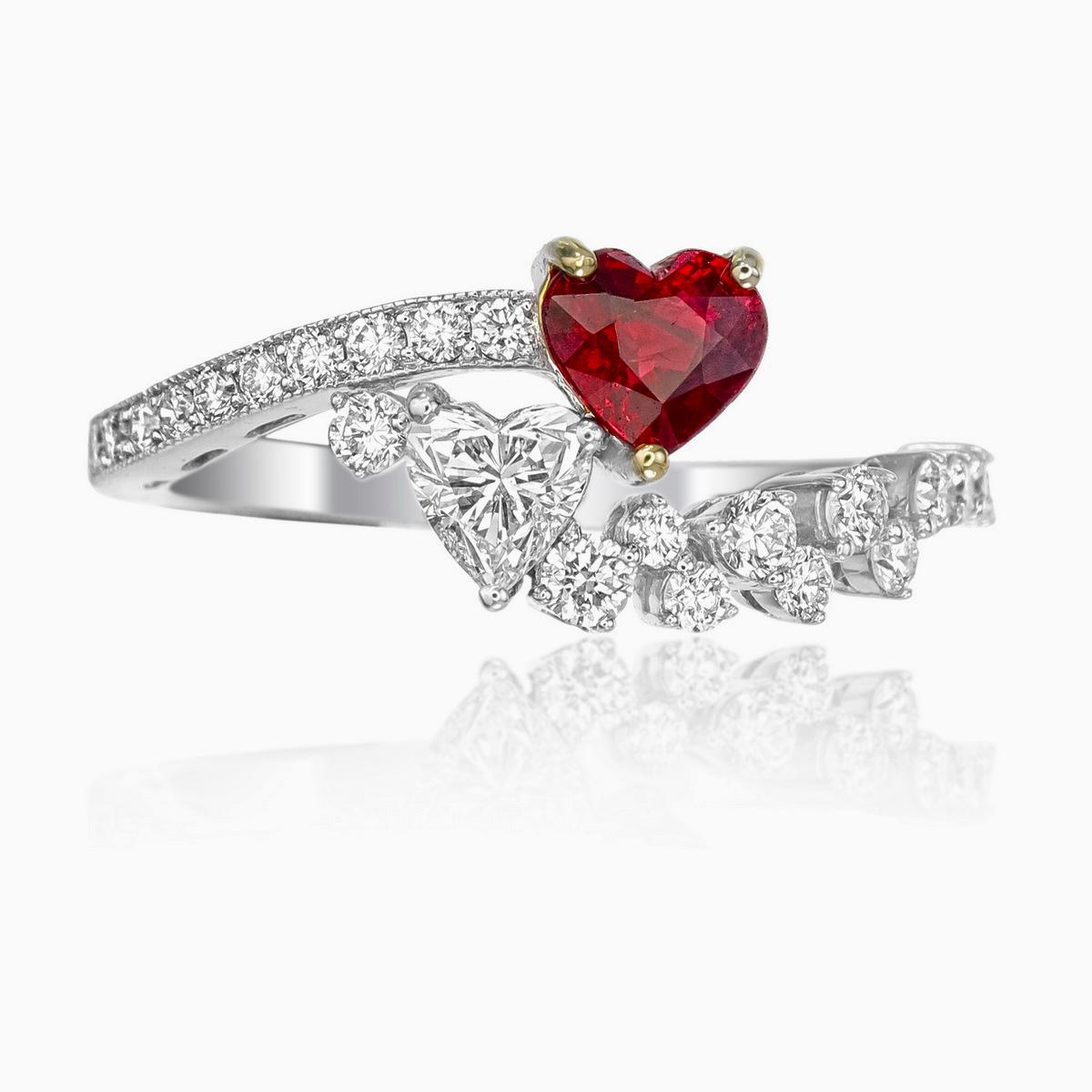 GIA Certified 0.66 Carat Ruby Burmese No Heat Pigeon Blood and Diamond Ring In New Condition For Sale In Bangkok, TH