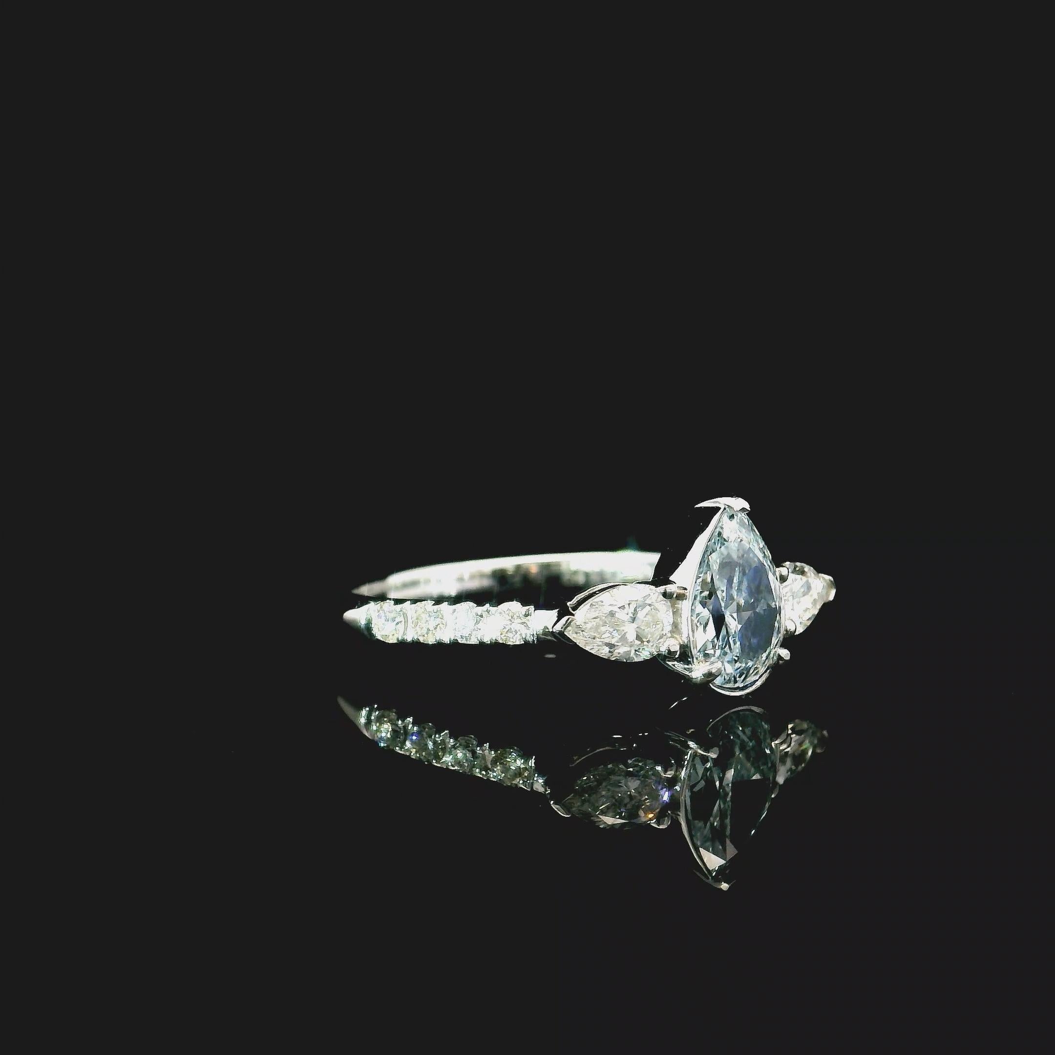 Anello in oro bianco 18 carati con diamanti
  
  Colore e caratura dell'oro: Oro bianco 18kt
  Peso: 2.28 grammi
  
  Imposta con...
  Tipo di pietra: Diamanti
  Forma: A pera
  Carati: 0,67 ct
  Colore: Blu molto chiaro
  Chiarezza: SI1
  
  Pietre