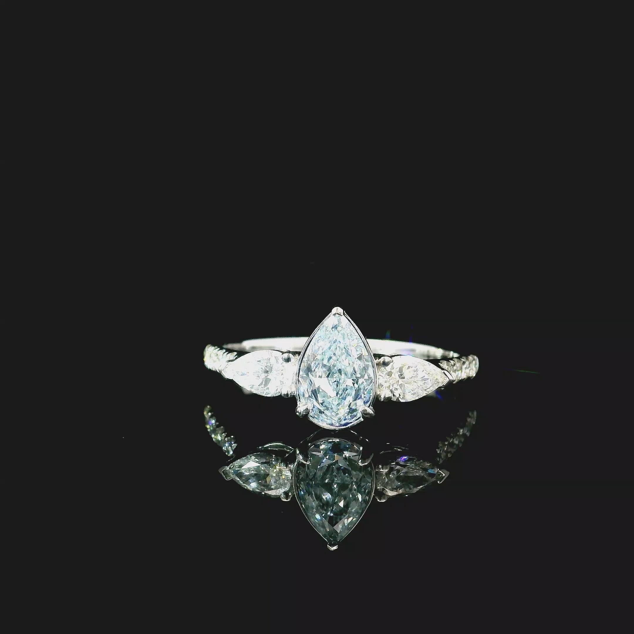 Taglio a goccia Anello con diamante certificato GIA da 0,67 carati di colore blu molto chiaro (indeterminato) con purezza SI1 in vendita