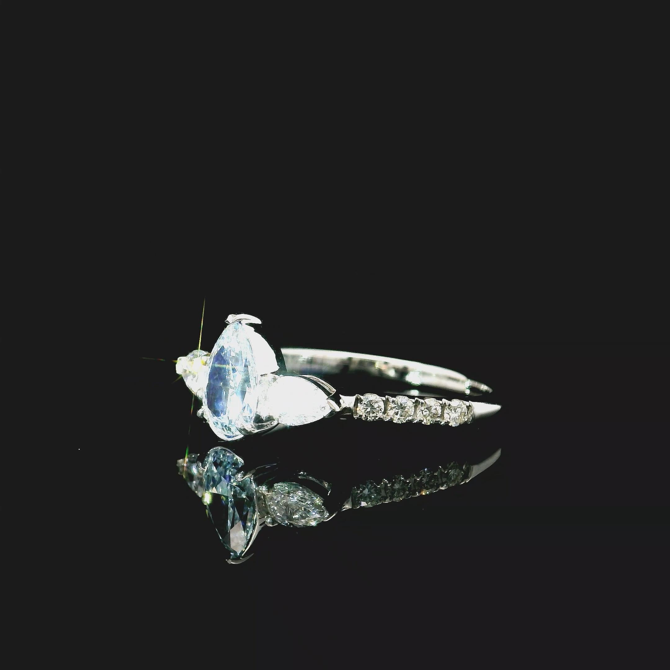 Anello con diamante certificato GIA da 0,67 carati di colore blu molto chiaro (indeterminato) con purezza SI1 In condizioni Nuovo in vendita a บางรัก, TH