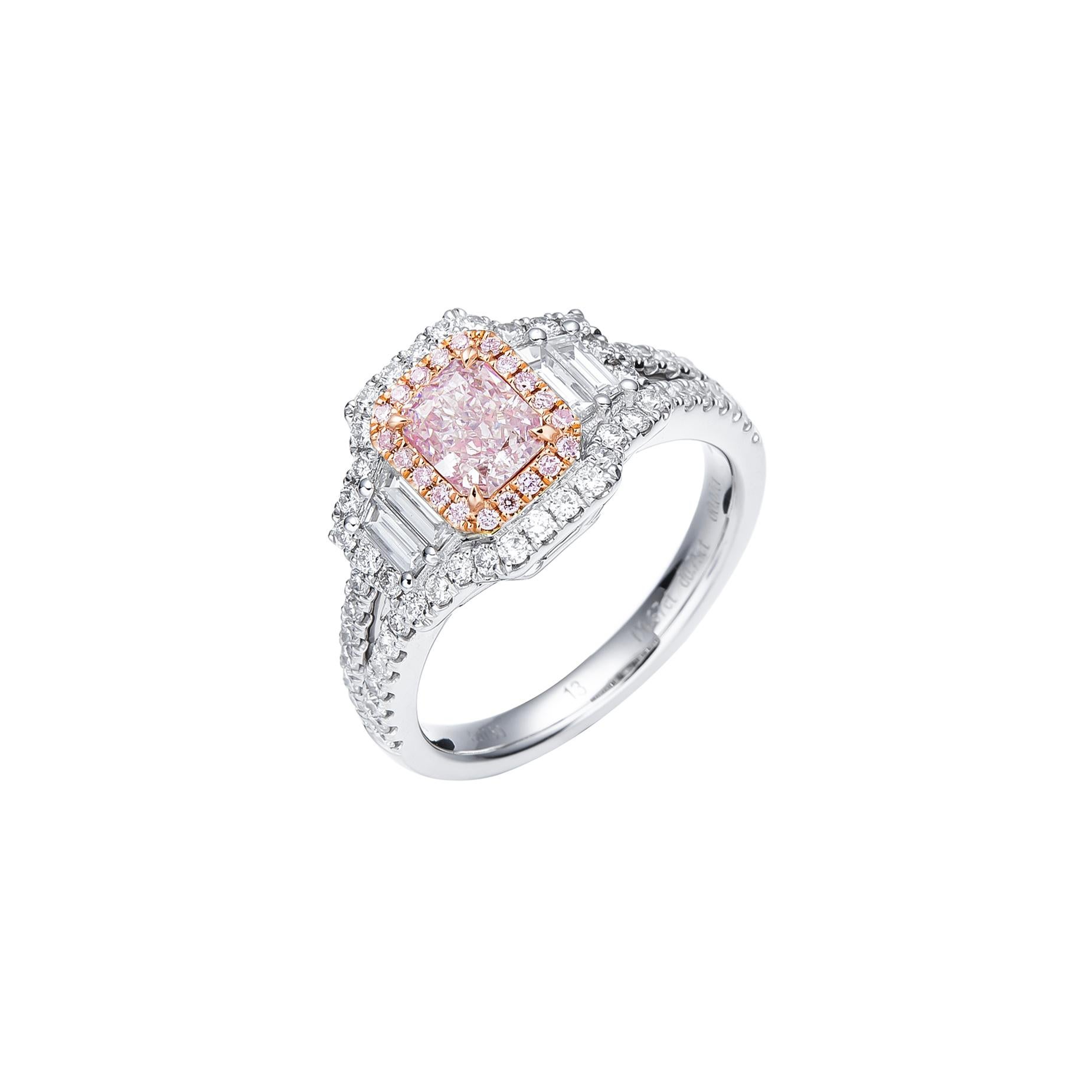 Enthüllen Sie Einzigartigkeit und Schönheit: Der bezaubernde GIA-zertifizierte 0,67ct Light Pinkish Brown Natural Cushion Cut Diamond Solitaire Ring ist ein wahres Meisterwerk, das mit seiner seltenen Anziehungskraft die Herzen erobert. Dieser mit