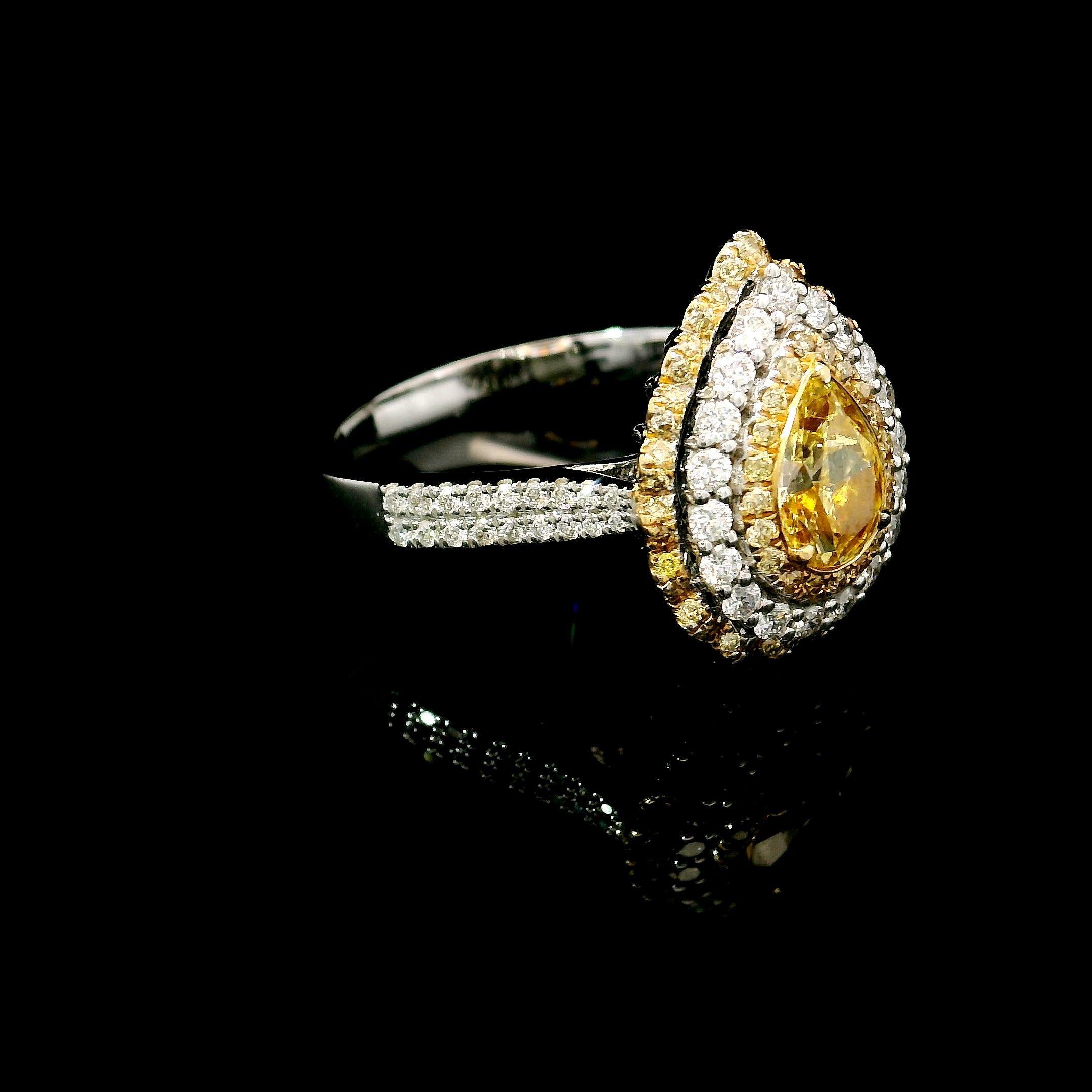 Taille poire Bague en diamant jaune clair de 0,68 carat de pureté VS2 certifiée par le GIA en vente