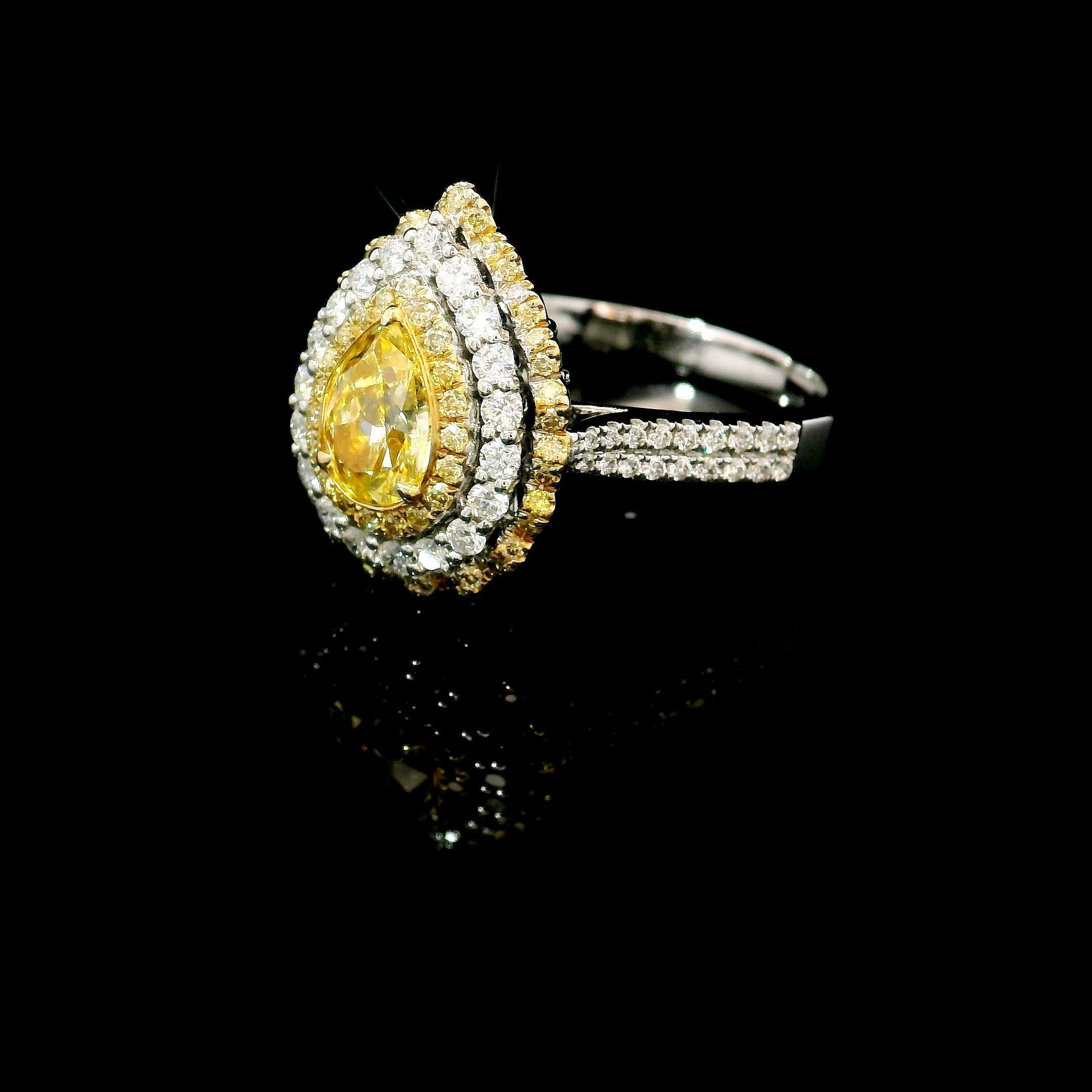 Bague en diamant jaune clair de 0,68 carat de pureté VS2 certifiée par le GIA Neuf - En vente à บางรัก, TH