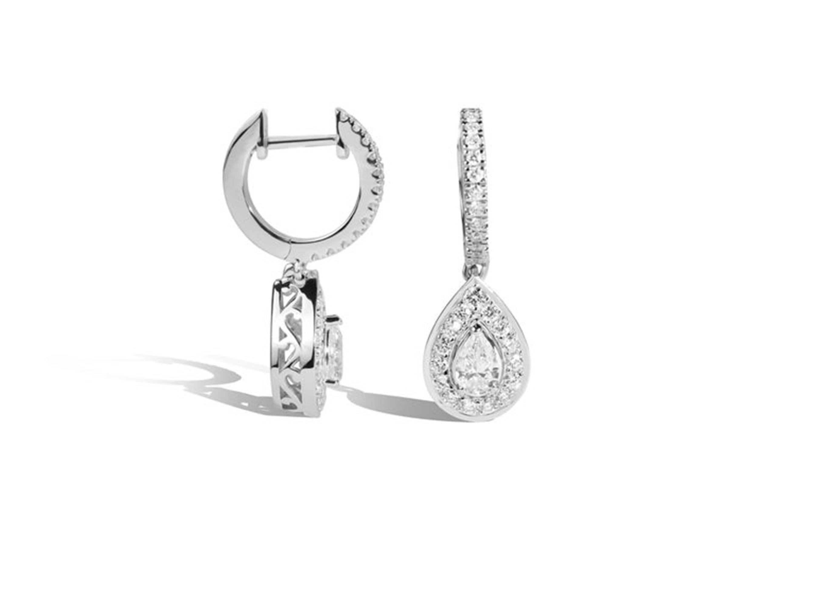 Orecchini a goccia con diamante aureolato a pera certificati GIA da 0,6tcw in oro bianco 18K in vendita 2