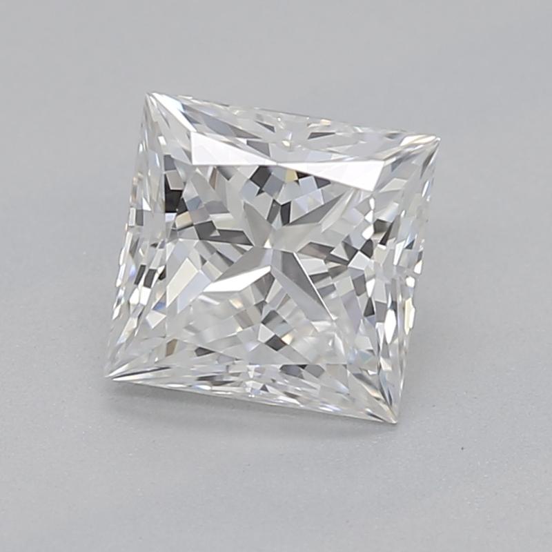 Dieser in New York handgefertigte Diamantring mit einem atemberaubenden Mittelstein im Prinzessinnenschliff mit einem Gewicht von 0,7 und einem herrlichen F mit SI1 ist ein Beispiel für bemerkenswerte Handwerkskunst und Eleganz. Das aus strahlendem