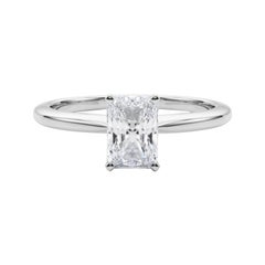 Bague solitaire à diamant radiant de 0.7 carats, certifiée par la GIA et sertie sur le pourtour